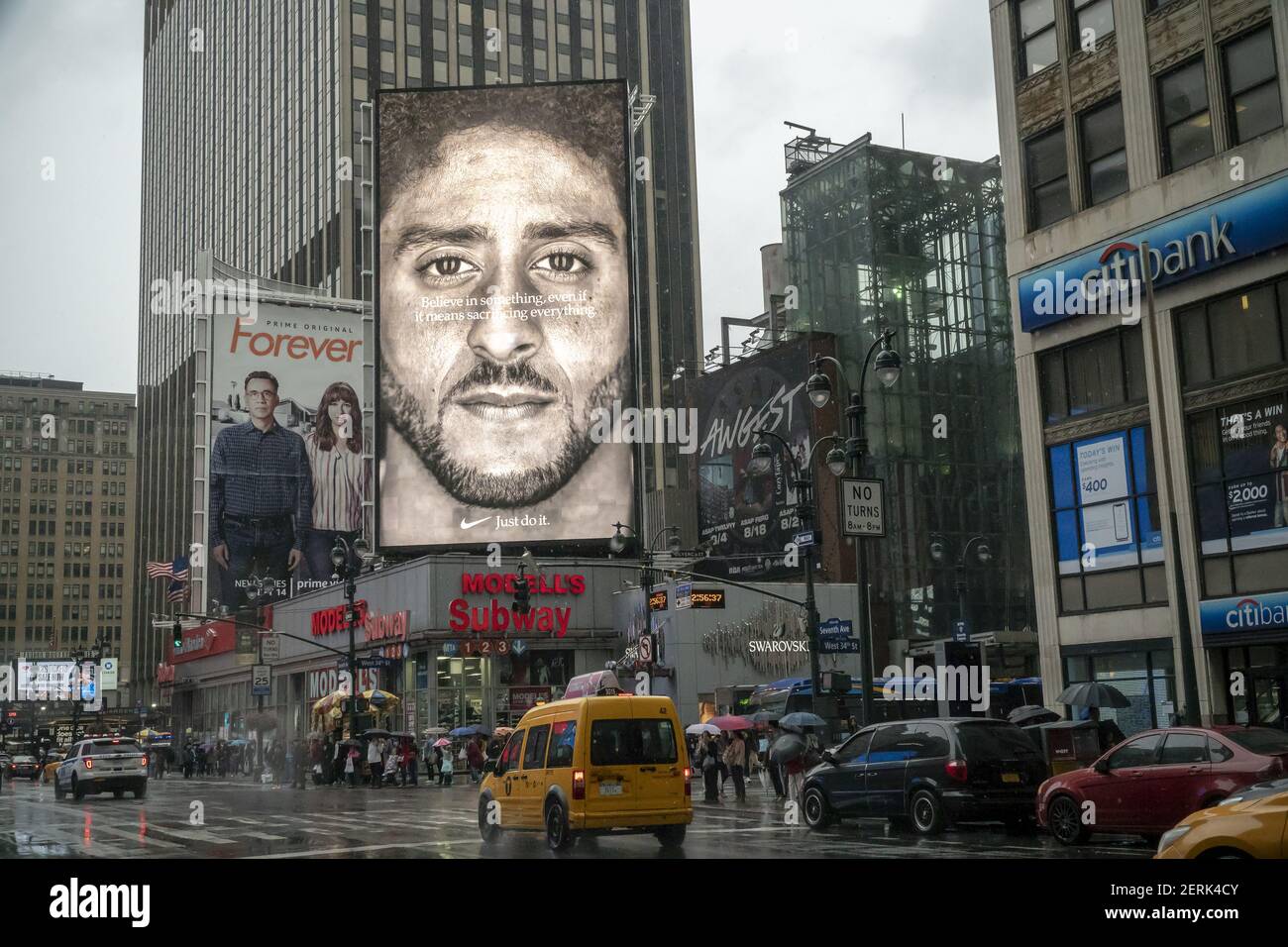 Un panneau d'affichage électronique pour les produits Nike présente Colin  Kaepernick, le quarterback américain du football qui, en protestation  contre la brutalité policière, « a pris le genou » pendant le jeu