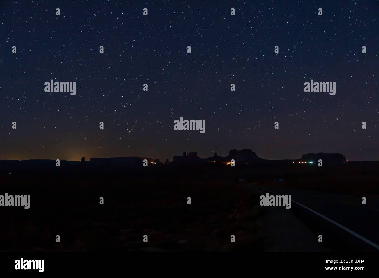 Scène nocturne de la formation rocheuse dans le Monument Valley National Parc avec des étoiles dans le ciel en hiver Banque D'Images