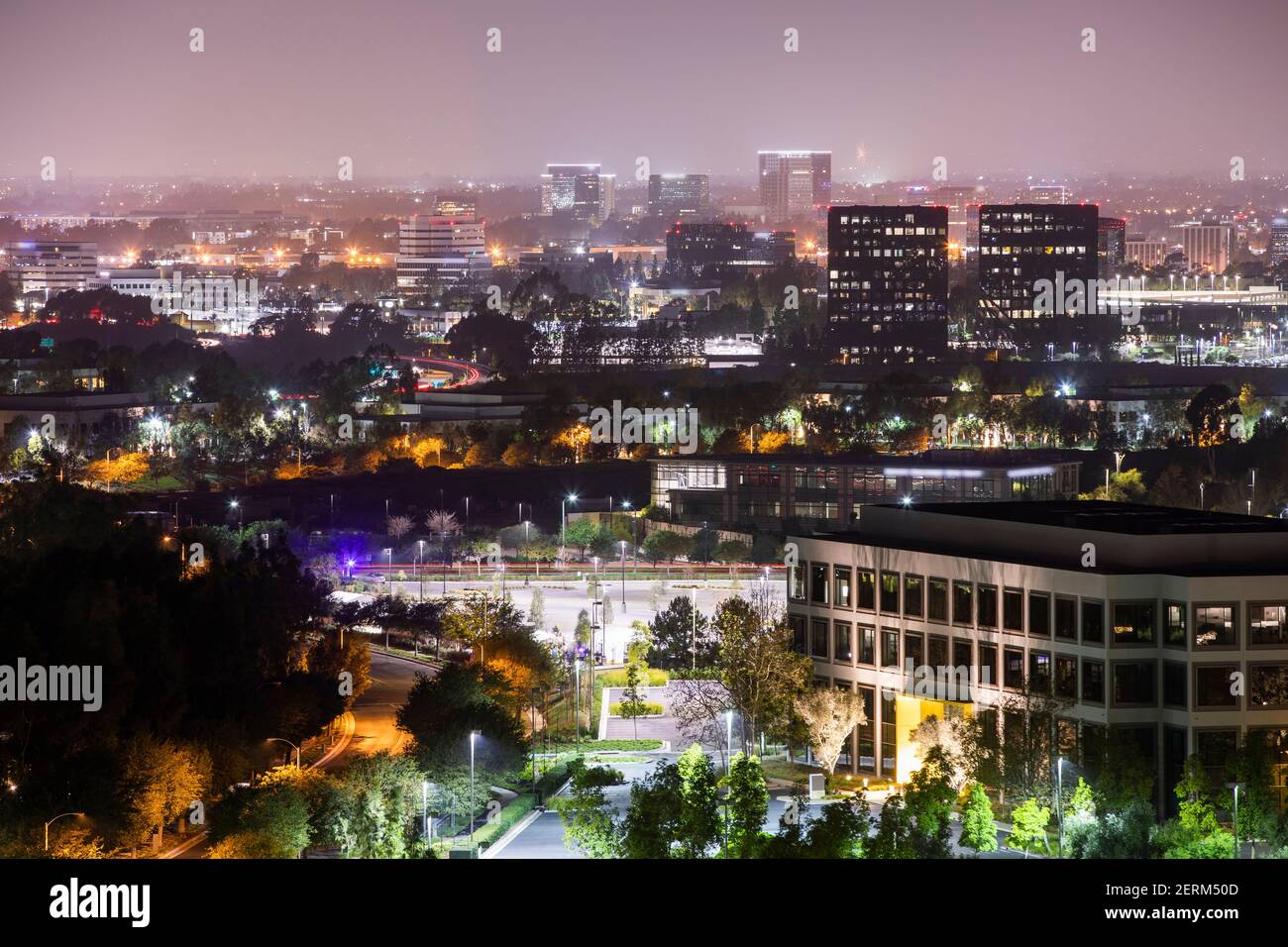 Vue nocturne des lignes aériennes convergentes du centre-ville d'Irvine, Newport Beach, Costa Mesa et Santa Ana, Californie, ÉTATS-UNIS. Banque D'Images