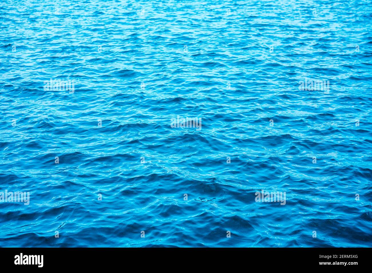 Belle vue rapprochée sur fond bleu des vagues de l'océan pour le design ou site web de bannière Banque D'Images