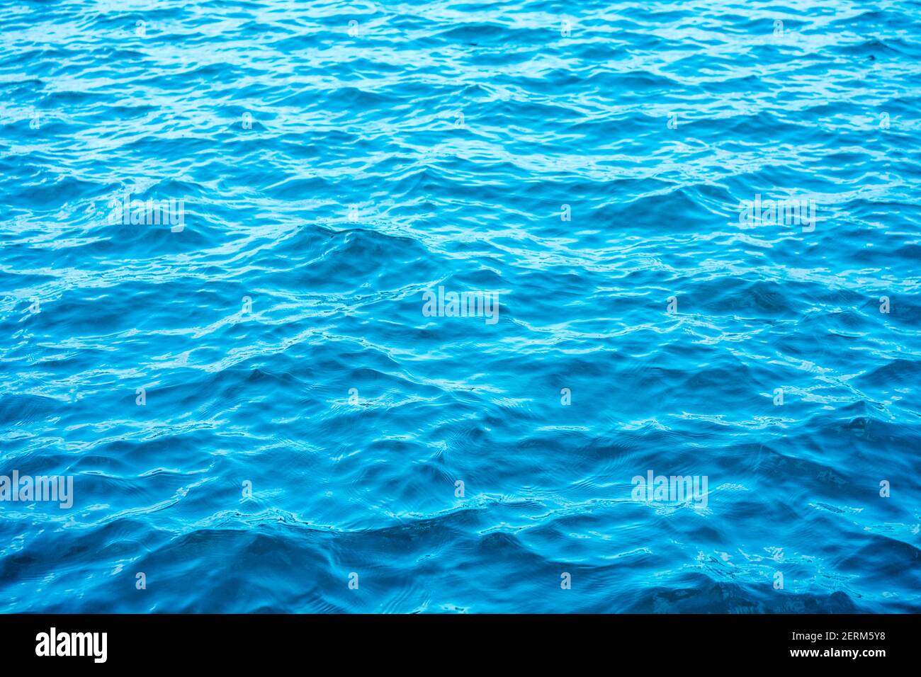 Belle vue rapprochée sur fond bleu des vagues de l'océan pour le design ou site web de bannière Banque D'Images