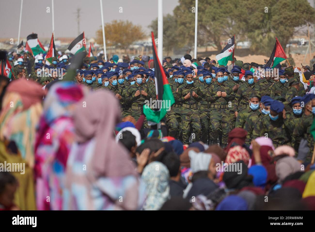 Les soldats défilent lors des célébrations marquant le 45e anniversaire de la déclaration de la République démocratique arabe sahraouie (SDAR), dans un camp de réfugiés à la périphérie de la ville algérienne de Tindouf, dans le sud-ouest du pays, le 27 février 2021. Photo de Louiza Ammi/ABACAPRESS.COM Banque D'Images