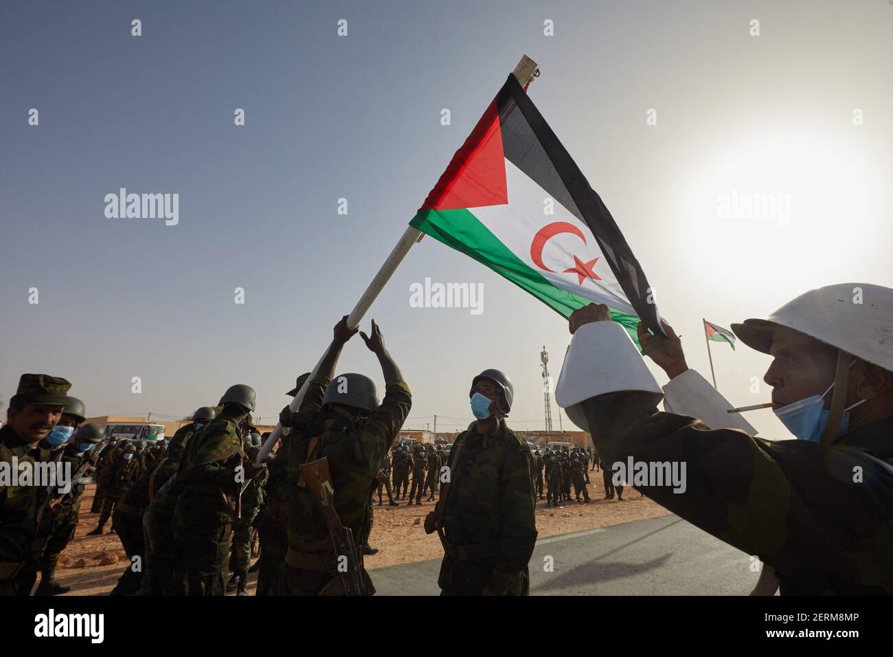 Les soldats défilent lors des célébrations marquant le 45e anniversaire de la déclaration de la République démocratique arabe sahraouie (SDAR), dans un camp de réfugiés à la périphérie de la ville algérienne de Tindouf, dans le sud-ouest du pays, le 27 février 2021. Photo de Louiza Ammi/ABACAPRESS.COM Banque D'Images