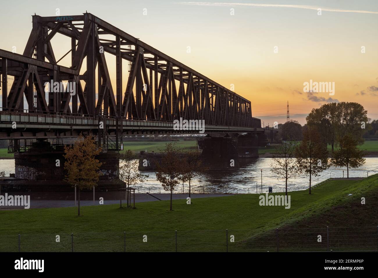 Duisburg, Rhénanie-du-Nord-Westfalia, Allemagne - 09 novembre 2019: Vue depuis le Rheinpark vers le pont ferroviaire de Hochfeld Banque D'Images