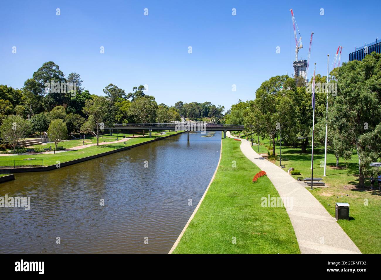 Rivière Parramatta dans le centre-ville avec espace vert ouvert Sur l'estran et le pont piétonnier à travers la rivière parramatta, Western Sydney, Australie Banque D'Images