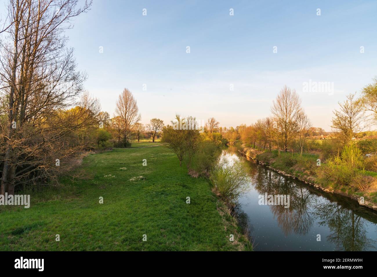Printemps CHKO Poodri près de la ville d'Ostrava en République tchèque avec la rivière Odra, prairie avec arbres et ciel clair Banque D'Images