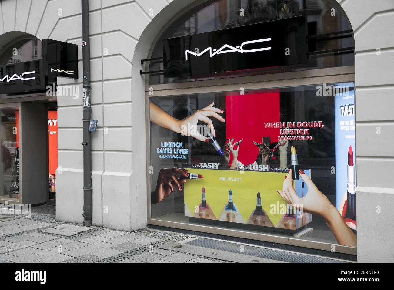 Un logo à l'extérieur d'un magasin MAC Cosmetics à Munich, en Allemagne, le  2 septembre 2018. (Photo par Kristoffer Tripplaar/Sipa USA Photo Stock -  Alamy