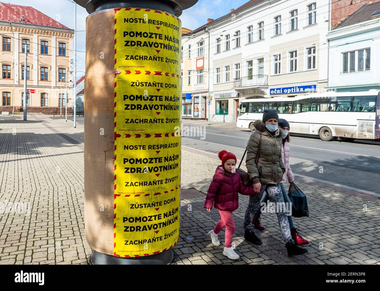 Teplice, République tchèque. 27 février 2021. Affiches appelant à l'aide des ambulanciers paramédicaux le 27 février 2021, à Teplice, en République tchèque. Au cours du week-end, le ministère de l'intérieur a collé en République tchèque 10 000 affiches demandant le respect des mesures contre la propagation de la COVID-19. Campagne avec le slogan central aide nos professionnels de la santé veulent attirer les gens à porter des respirateurs à l'extérieur et à rester à la maison si possible. Le ministère a été inspiré par une campagne graphique similaire de la Grande-Bretagne. Crédit : Ondrej Hajek/CTK photo/Alay Live News Banque D'Images
