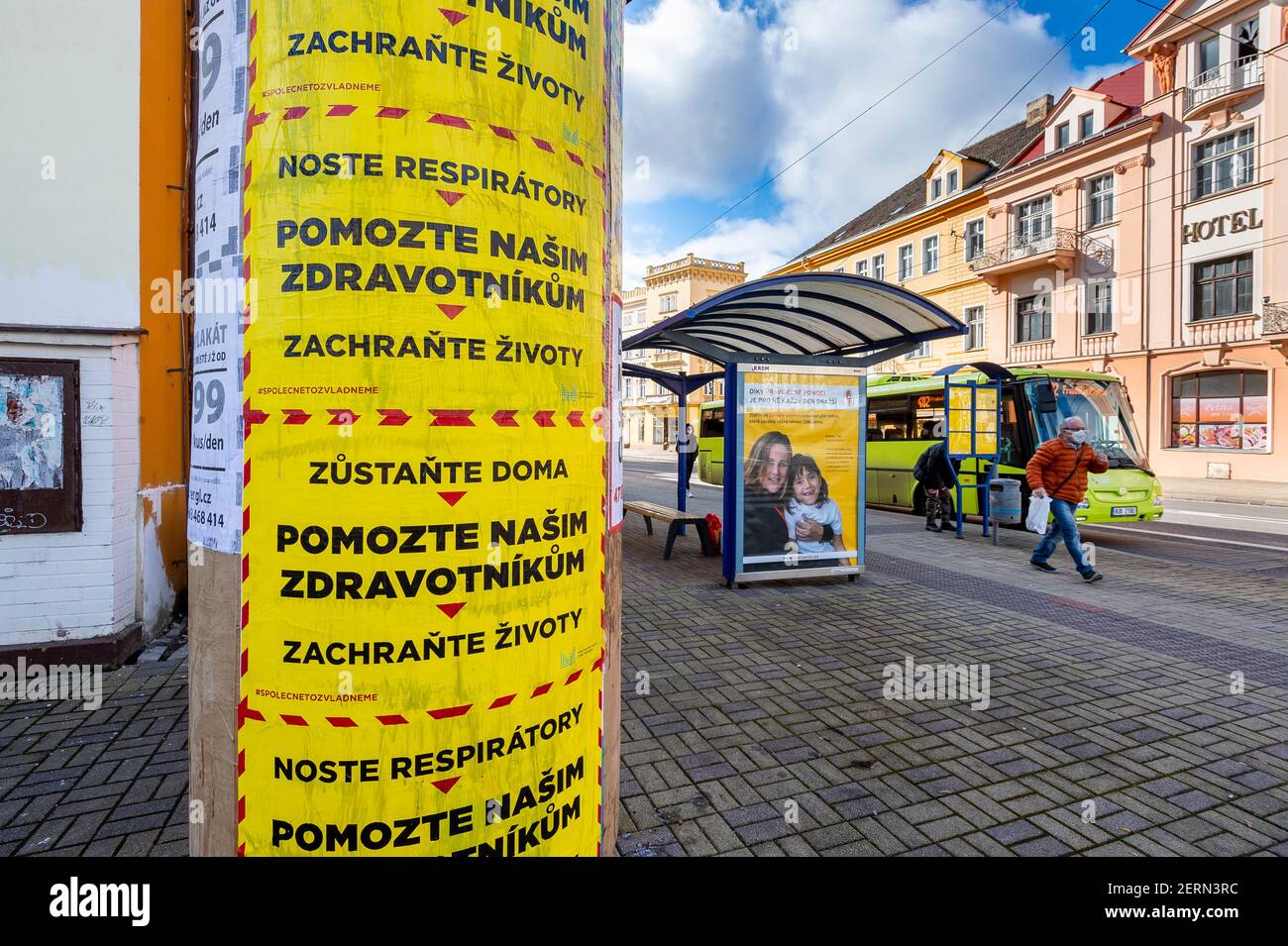 Teplice, République tchèque. 27 février 2021. Affiches appelant à l'aide des ambulanciers paramédicaux le 27 février 2021, à Teplice, en République tchèque. Au cours du week-end, le ministère de l'intérieur a collé en République tchèque 10 000 affiches demandant le respect des mesures contre la propagation de la COVID-19. Campagne avec le slogan central aide nos professionnels de la santé veulent attirer les gens à porter des respirateurs à l'extérieur et à rester à la maison si possible. Le ministère a été inspiré par une campagne graphique similaire de la Grande-Bretagne. Crédit : Ondrej Hajek/CTK photo/Alay Live News Banque D'Images