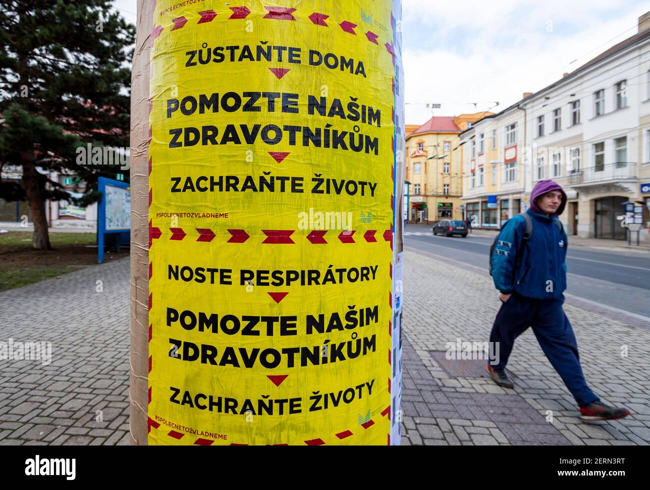 Teplice, République tchèque. 27 février 2021. Affiches appelant à l'aide des ambulanciers paramédicaux le 27 février 2021, à Teplice, en République tchèque. Au cours du week-end, le ministère de l'intérieur a collé en République tchèque 10 000 affiches demandant le respect des mesures contre la propagation de la COVID-19. Campagne avec le slogan central aide nos professionnels de la santé veulent attirer les gens à porter des respirateurs à l'extérieur et à rester à la maison si possible. Le ministère a été inspiré par une campagne graphique similaire de la Grande-Bretagne. Crédit : Ondrej Hajek/CTK photo/Alay Live News Banque D'Images