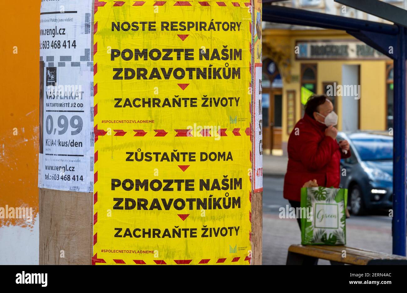 Teplice, République tchèque. 27 février 2021. Affiches appelant à l'aide des ambulanciers paramédicaux le 27 février 2021, à Teplice, en République tchèque. Au cours du week-end, le ministère de l'intérieur a collé en République tchèque 10 000 affiches demandant le respect des mesures contre la propagation de la COVID-19. Campagne avec le slogan central aide nos professionnels de la santé veulent attirer les gens à porter des respirateurs à l'extérieur et à rester à la maison si possible. Le ministère a été inspiré par une campagne graphique similaire de la Grande-Bretagne. Crédit : Ondrej Hajek/CTK photo/Alay Live News Banque D'Images