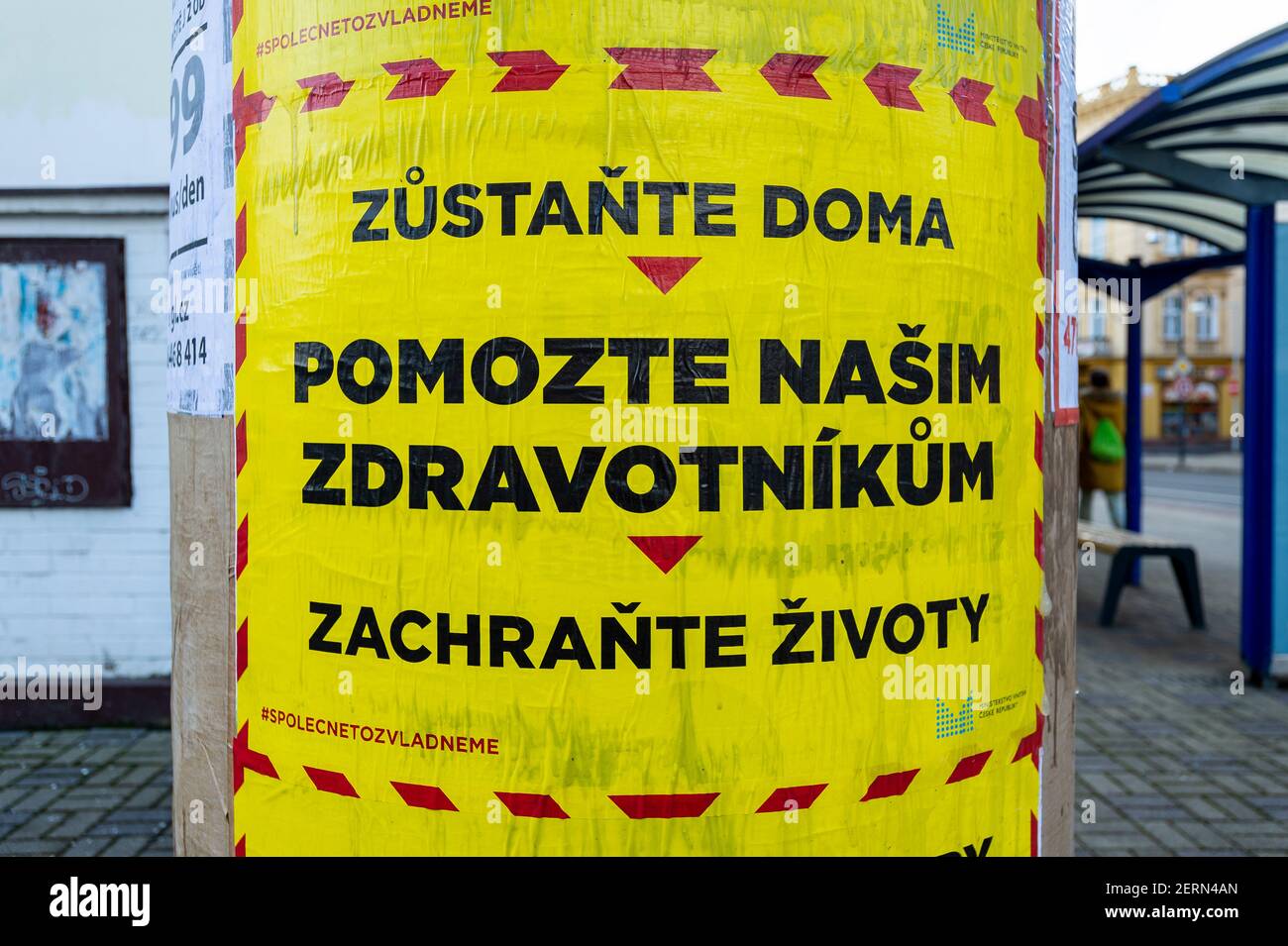 Teplice, République tchèque. 27 février 2021. Affiches appelant à l'aide des ambulanciers paramédicaux le 27 février 2021, à Teplice, en République tchèque. Au cours du week-end, le ministère de l'intérieur a collé en République tchèque 10 000 affiches demandant le respect des mesures contre la propagation de la COVID-19. Campagne avec le slogan central aide nos professionnels de la santé veulent attirer les gens à porter des respirateurs à l'extérieur et à rester à la maison si possible. Le ministère a été inspiré par une campagne graphique similaire de la Grande-Bretagne. Crédit : Ondrej Hajek/CTK photo/Alay Live News Banque D'Images