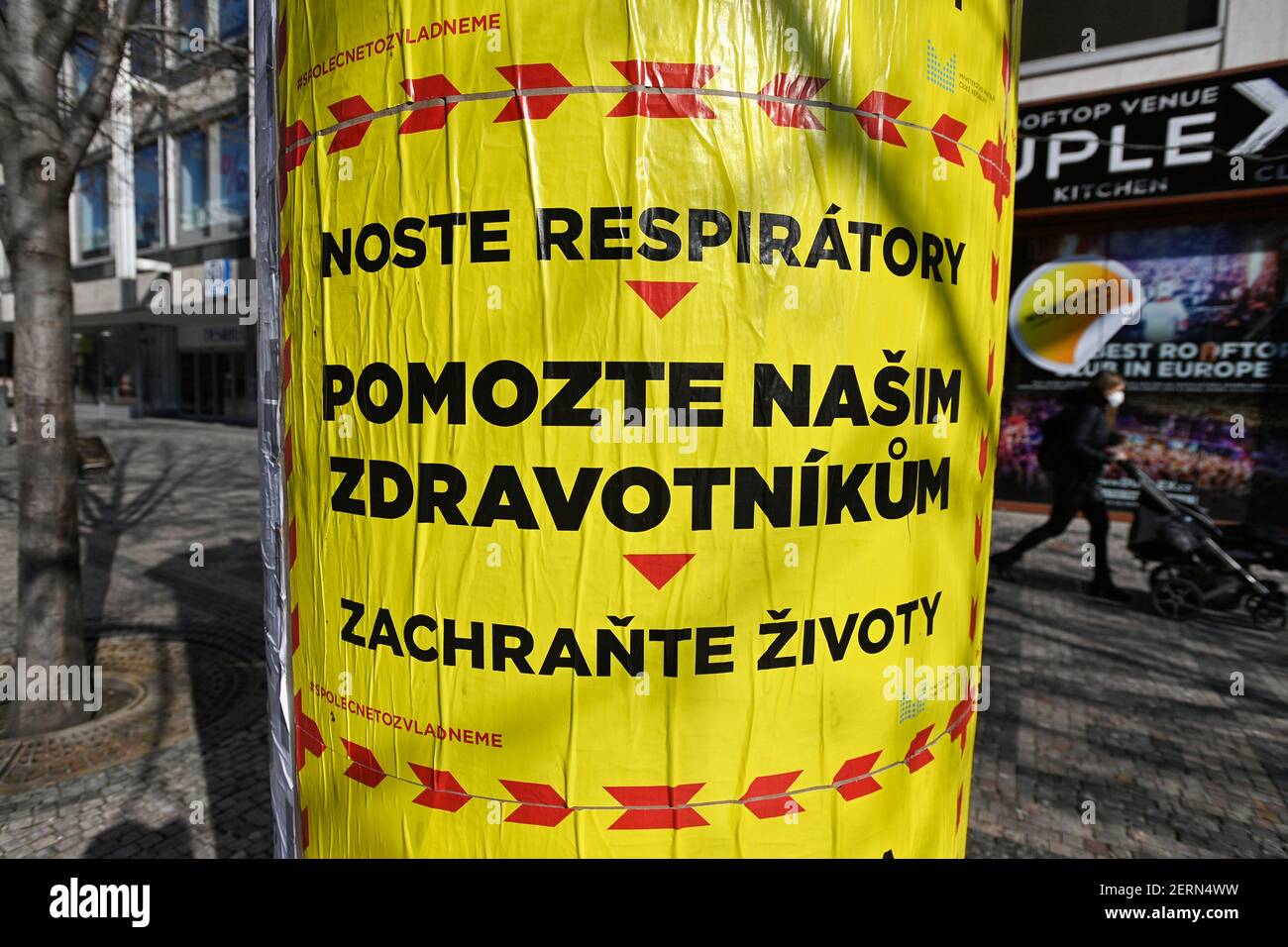 Prague, République tchèque. 28 février 2021. Affiches appelant à l'aide aux ambulanciers paramédicaux, le 28 février 2021, à Prague, République tchèque. Au cours du week-end, le ministère de l'intérieur a collé en République tchèque 10 000 affiches demandant le respect des mesures contre la propagation de la COVID-19. Campagne avec le slogan central aide nos professionnels de la santé veulent attirer les gens à porter des respirateurs à l'extérieur et à rester à la maison si possible. Le ministère a été inspiré par une campagne graphique similaire de la Grande-Bretagne. Credit: Michaela Rihova/CTK photo/Alay Live News Banque D'Images
