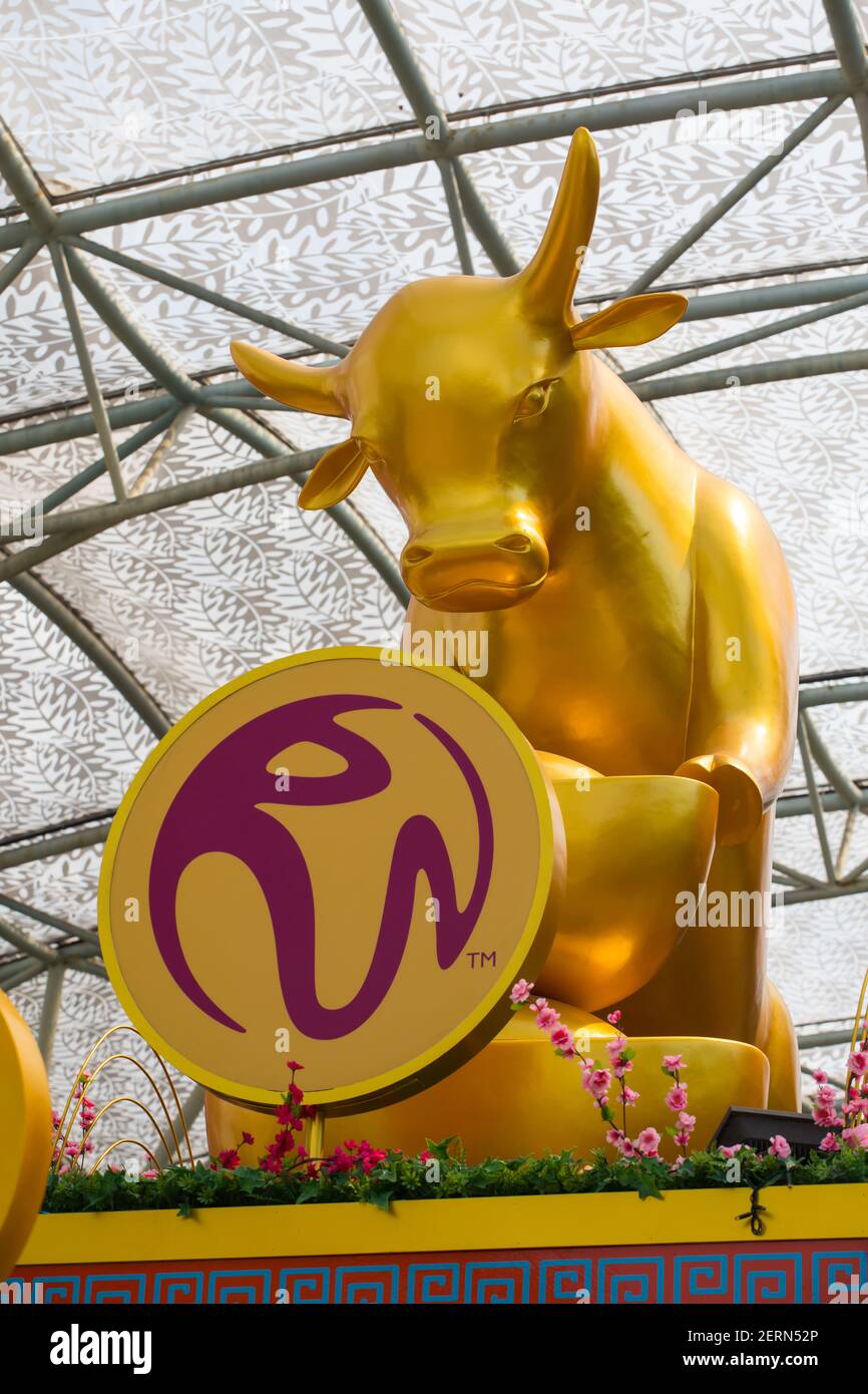 Décoration de boeuf du nouvel an lunaire chinois 2021 au Resort World Sentosa, vue verticale. Singapour. Banque D'Images
