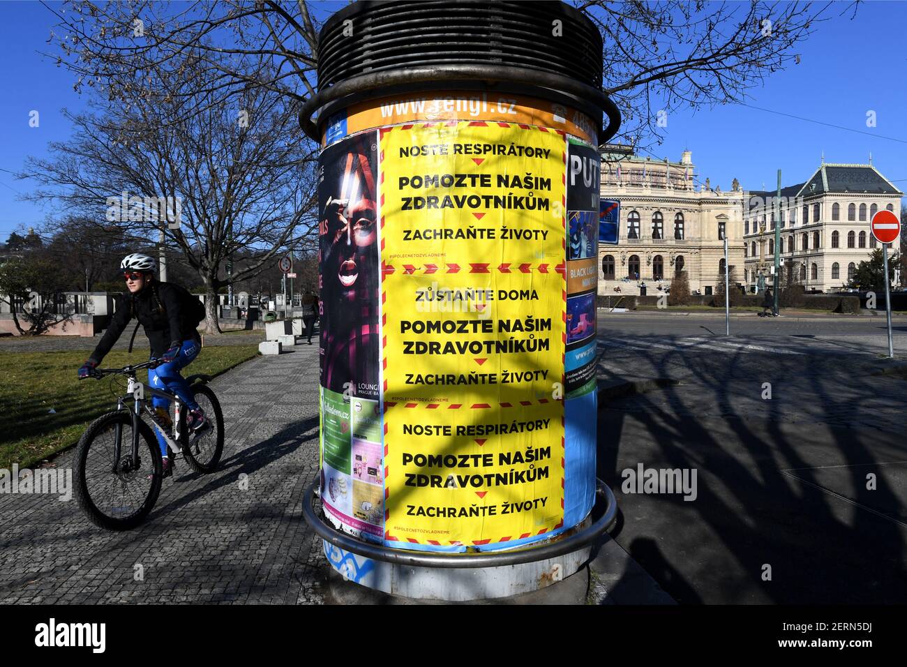 Prague, République tchèque. 28 février 2021. Affiches appelant à l'aide aux ambulanciers paramédicaux, le 28 février 2021, à Prague, République tchèque. Au cours du week-end, le ministère de l'intérieur a collé en République tchèque 10 000 affiches demandant le respect des mesures contre la propagation de la COVID-19. Campagne avec le slogan central aide nos professionnels de la santé veulent attirer les gens à porter des respirateurs à l'extérieur et à rester à la maison si possible. Le ministère a été inspiré par une campagne graphique similaire de la Grande-Bretagne. Credit: Michaela Rihova/CTK photo/Alay Live News Banque D'Images