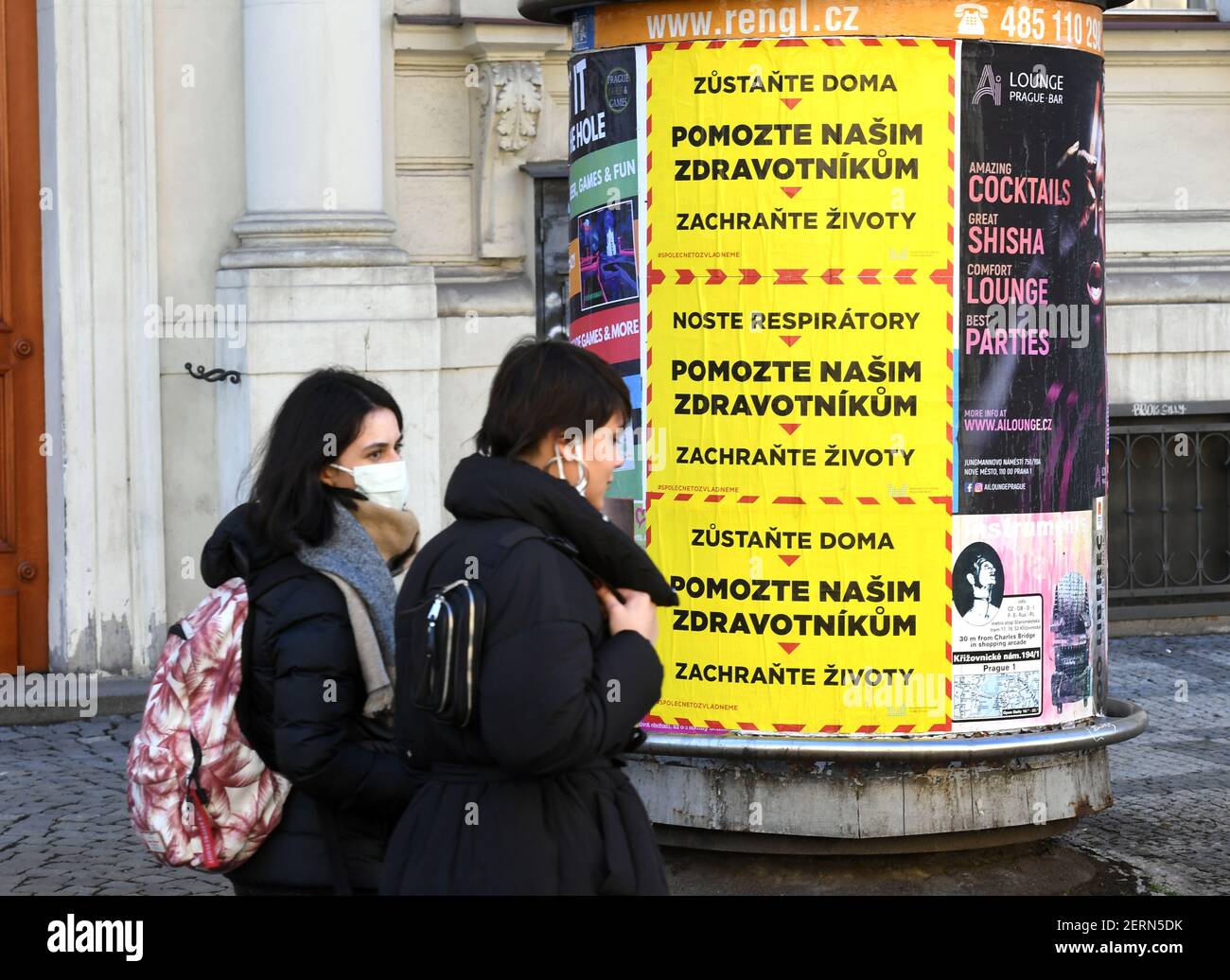 Prague, République tchèque. 28 février 2021. Affiches appelant à l'aide aux ambulanciers paramédicaux, le 28 février 2021, à Prague, République tchèque. Au cours du week-end, le ministère de l'intérieur a collé en République tchèque 10 000 affiches demandant le respect des mesures contre la propagation de la COVID-19. Campagne avec le slogan central aide nos professionnels de la santé veulent attirer les gens à porter des respirateurs à l'extérieur et à rester à la maison si possible. Le ministère a été inspiré par une campagne graphique similaire de la Grande-Bretagne. Credit: Michaela Rihova/CTK photo/Alay Live News Banque D'Images