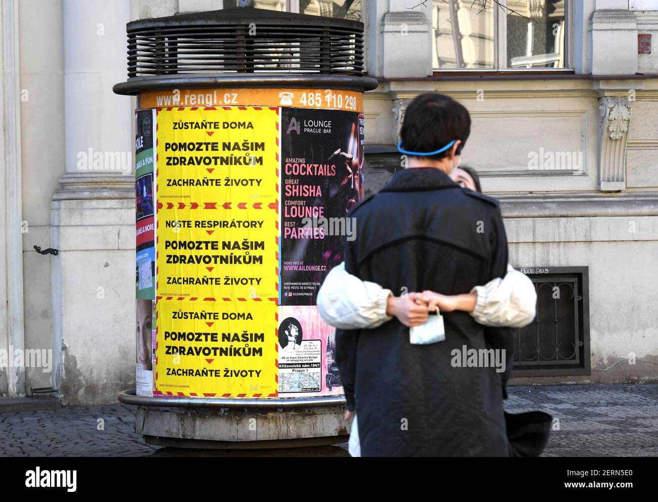 Prague, République tchèque. 28 février 2021. Affiches appelant à l'aide aux ambulanciers paramédicaux, le 28 février 2021, à Prague, République tchèque. Au cours du week-end, le ministère de l'intérieur a collé en République tchèque 10 000 affiches demandant le respect des mesures contre la propagation de la COVID-19. Campagne avec le slogan central aide nos professionnels de la santé veulent attirer les gens à porter des respirateurs à l'extérieur et à rester à la maison si possible. Le ministère a été inspiré par une campagne graphique similaire de la Grande-Bretagne. Credit: Michaela Rihova/CTK photo/Alay Live News Banque D'Images