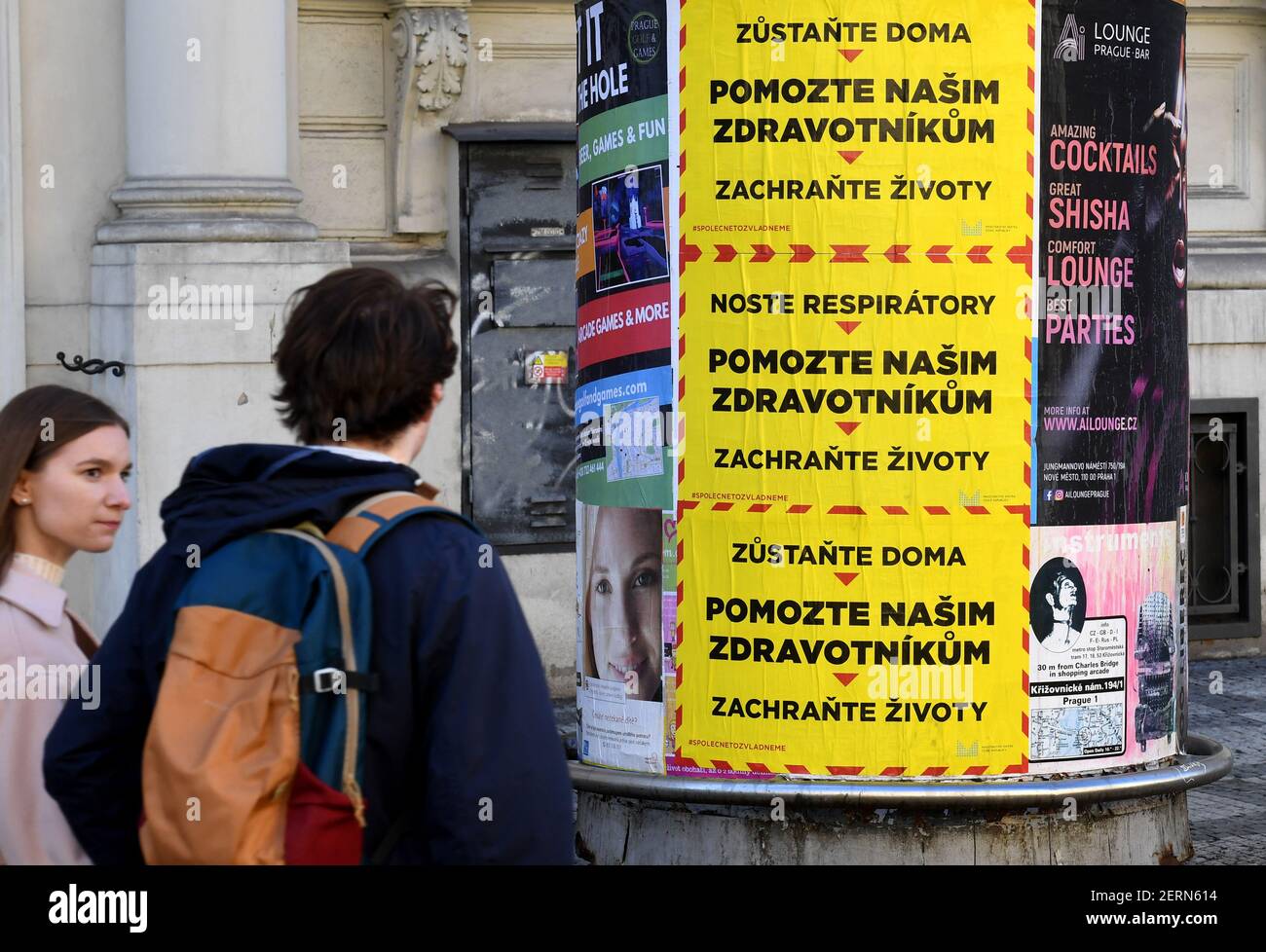 Prague, République tchèque. 28 février 2021. Affiches appelant à l'aide aux ambulanciers paramédicaux, le 28 février 2021, à Prague, République tchèque. Au cours du week-end, le ministère de l'intérieur a collé en République tchèque 10 000 affiches demandant le respect des mesures contre la propagation de la COVID-19. Campagne avec le slogan central aide nos professionnels de la santé veulent attirer les gens à porter des respirateurs à l'extérieur et à rester à la maison si possible. Le ministère a été inspiré par une campagne graphique similaire de la Grande-Bretagne. Credit: Michaela Rihova/CTK photo/Alay Live News Banque D'Images