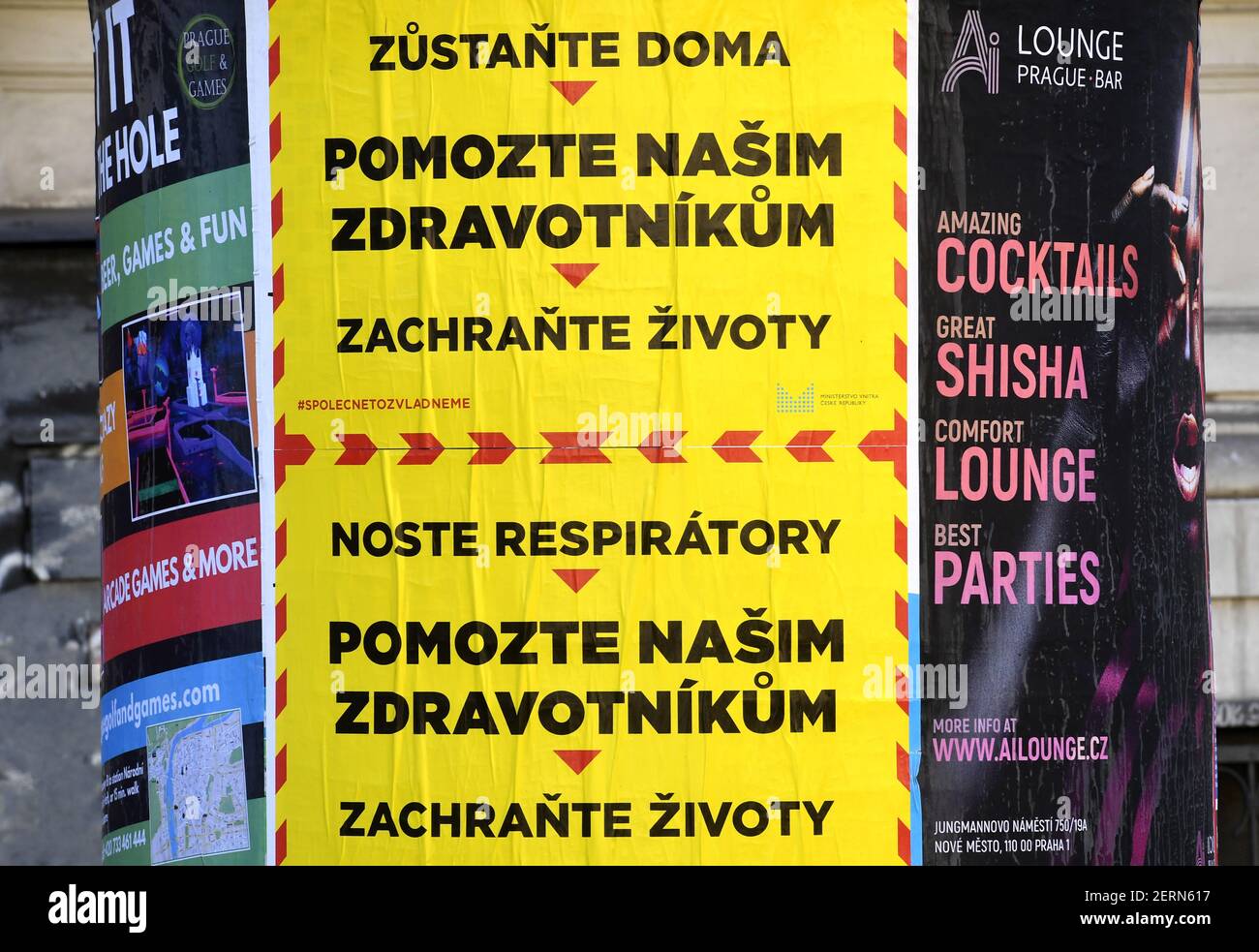 Prague, République tchèque. 28 février 2021. Affiches appelant à l'aide aux ambulanciers paramédicaux, le 28 février 2021, à Prague, République tchèque. Au cours du week-end, le ministère de l'intérieur a collé en République tchèque 10 000 affiches demandant le respect des mesures contre la propagation de la COVID-19. Campagne avec le slogan central aide nos professionnels de la santé veulent attirer les gens à porter des respirateurs à l'extérieur et à rester à la maison si possible. Le ministère a été inspiré par une campagne graphique similaire de la Grande-Bretagne. Credit: Michaela Rihova/CTK photo/Alay Live News Banque D'Images