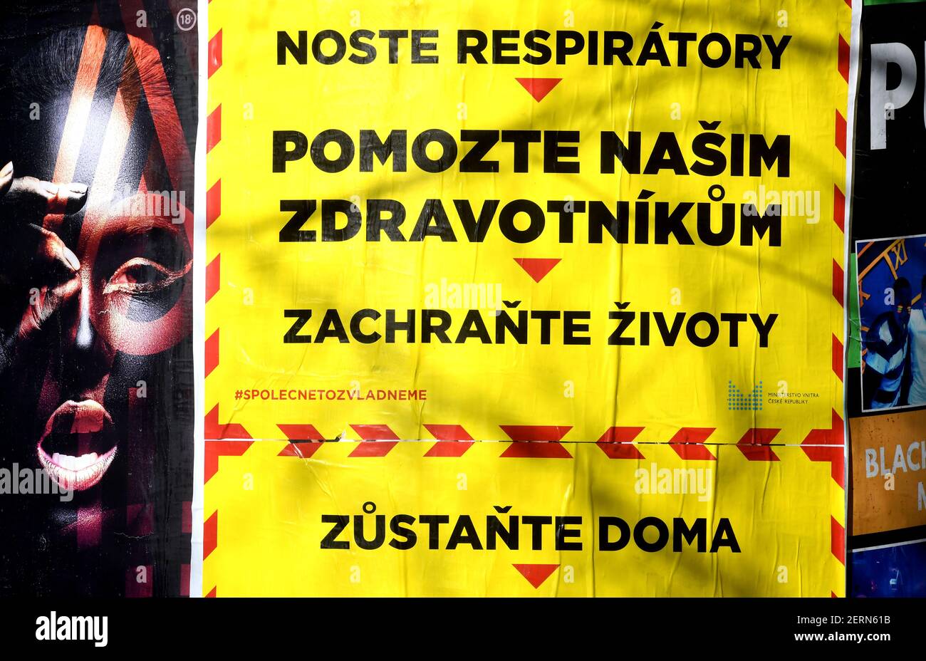 Prague, République tchèque. 28 février 2021. Affiches appelant à l'aide aux ambulanciers paramédicaux, le 28 février 2021, à Prague, République tchèque. Au cours du week-end, le ministère de l'intérieur a collé en République tchèque 10 000 affiches demandant le respect des mesures contre la propagation de la COVID-19. Campagne avec le slogan central aide nos professionnels de la santé veulent attirer les gens à porter des respirateurs à l'extérieur et à rester à la maison si possible. Le ministère a été inspiré par une campagne graphique similaire de la Grande-Bretagne. Credit: Michaela Rihova/CTK photo/Alay Live News Banque D'Images