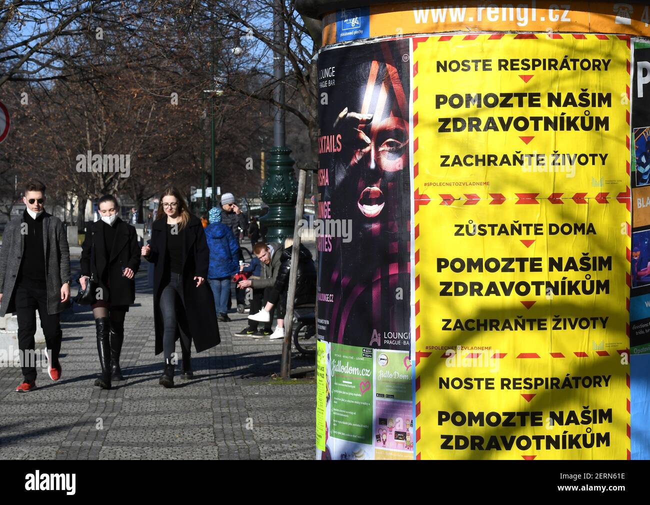 Prague, République tchèque. 28 février 2021. Affiches appelant à l'aide aux ambulanciers paramédicaux, le 28 février 2021, à Prague, République tchèque. Au cours du week-end, le ministère de l'intérieur a collé en République tchèque 10 000 affiches demandant le respect des mesures contre la propagation de la COVID-19. Campagne avec le slogan central aide nos professionnels de la santé veulent attirer les gens à porter des respirateurs à l'extérieur et à rester à la maison si possible. Le ministère a été inspiré par une campagne graphique similaire de la Grande-Bretagne. Credit: Michaela Rihova/CTK photo/Alay Live News Banque D'Images