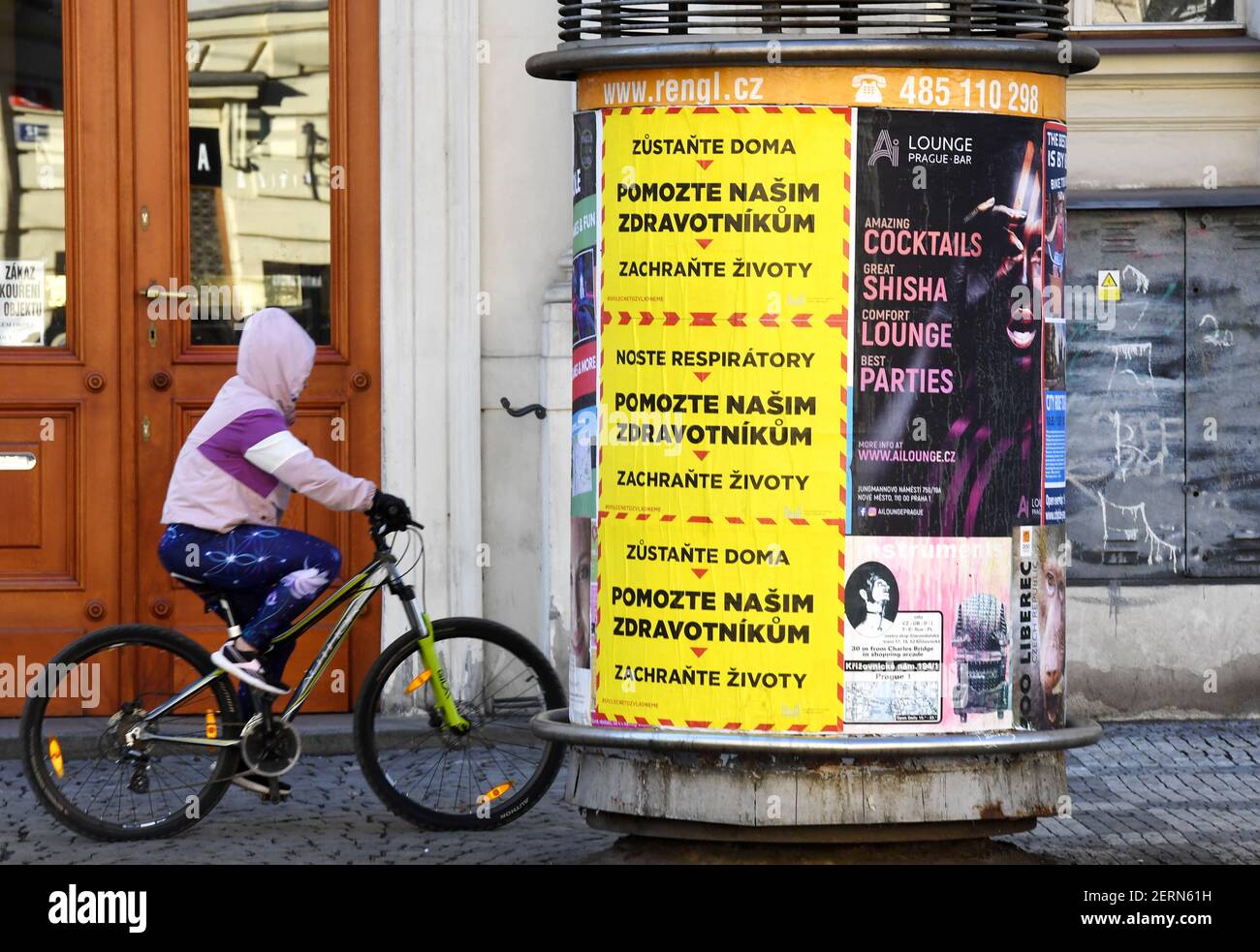 Prague, République tchèque. 28 février 2021. Affiches appelant à l'aide aux ambulanciers paramédicaux, le 28 février 2021, à Prague, République tchèque. Au cours du week-end, le ministère de l'intérieur a collé en République tchèque 10 000 affiches demandant le respect des mesures contre la propagation de la COVID-19. Campagne avec le slogan central aide nos professionnels de la santé veulent attirer les gens à porter des respirateurs à l'extérieur et à rester à la maison si possible. Le ministère a été inspiré par une campagne graphique similaire de la Grande-Bretagne. Credit: Michaela Rihova/CTK photo/Alay Live News Banque D'Images