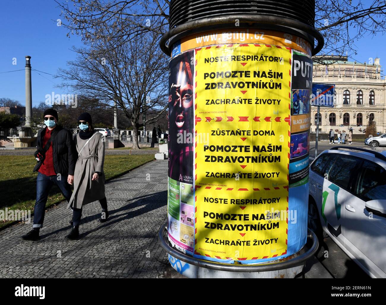 Prague, République tchèque. 28 février 2021. Affiches appelant à l'aide aux ambulanciers paramédicaux, le 28 février 2021, à Prague, République tchèque. Au cours du week-end, le ministère de l'intérieur a collé en République tchèque 10 000 affiches demandant le respect des mesures contre la propagation de la COVID-19. Campagne avec le slogan central aide nos professionnels de la santé veulent attirer les gens à porter des respirateurs à l'extérieur et à rester à la maison si possible. Le ministère a été inspiré par une campagne graphique similaire de la Grande-Bretagne. Credit: Michaela Rihova/CTK photo/Alay Live News Banque D'Images