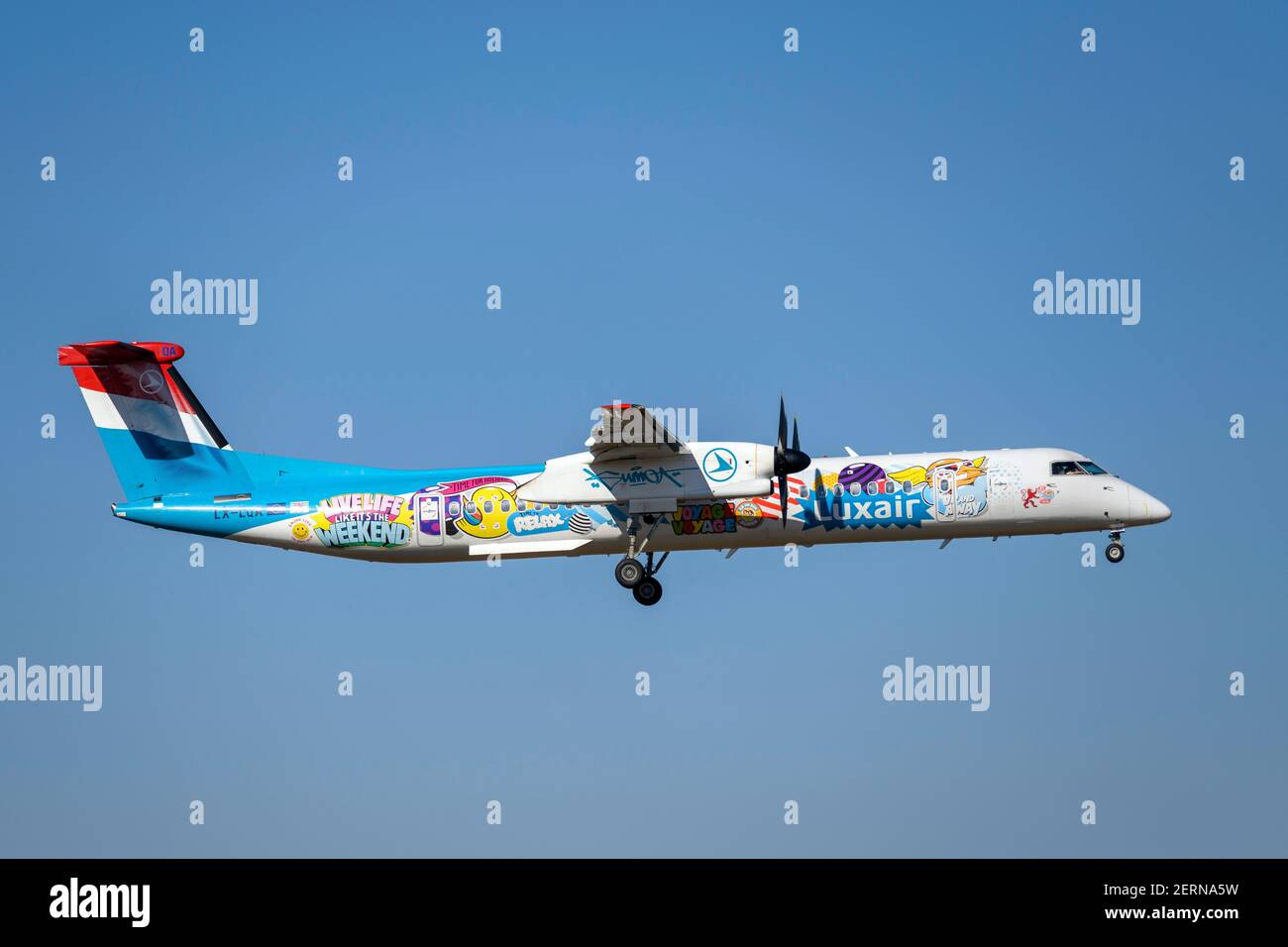 Munich, Allemagne - février 28. 2021 : Luxair Bombardier DHC-8-400 avec l'immatriculation de l'aéronef LX-LQA à l'approche de la piste sud 08R de Banque D'Images