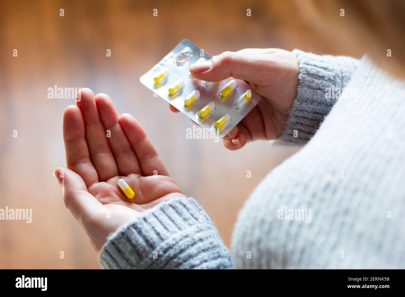jeune femme tenant des pilules en capsules Banque D'Images