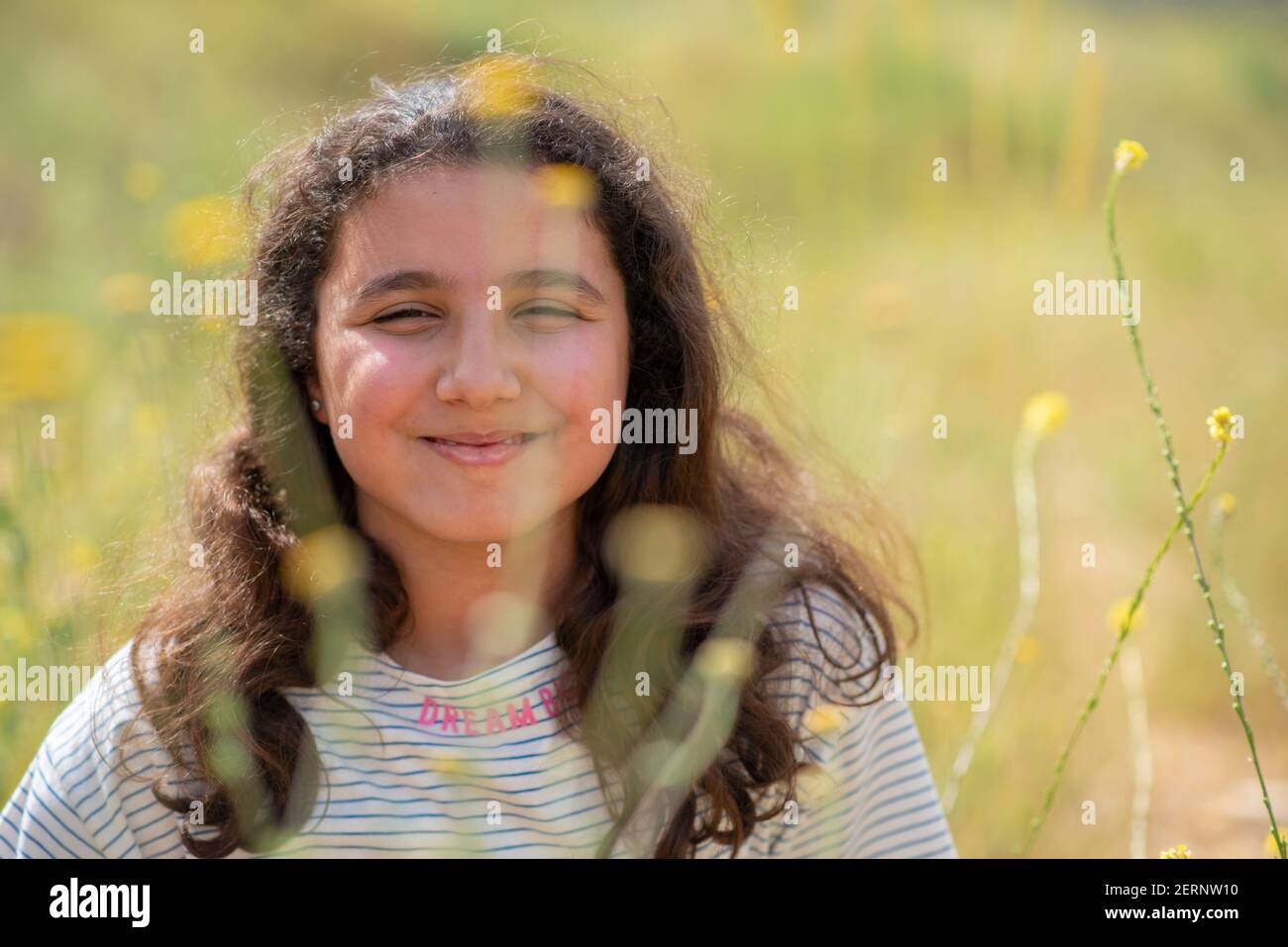 Belle fille du Moyen-Orient de 12 ans dans la nature Banque D'Images