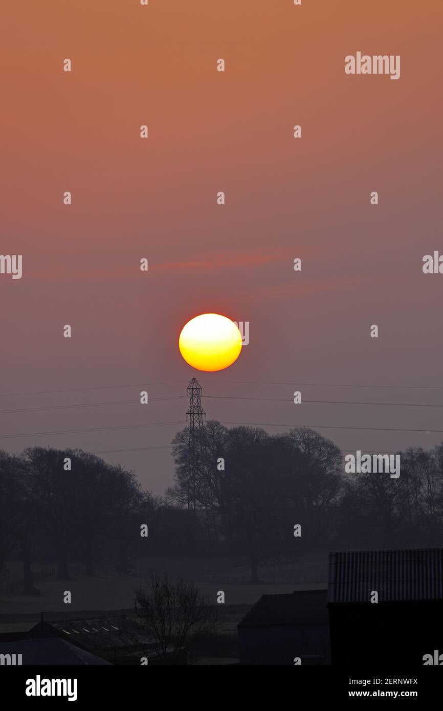 Teesdale, comté de Durham, Royaume-Uni. 1er mars 2021. Météo Royaume-Uni. Le soleil se lève à travers le brouillard et les nuages le premier jour du printemps météorologique. La prévision est que le brouillard et le nuage à effacer pour laisser un après-midi brillant pour beaucoup. Crédit : David Forster/Alamy Live News Banque D'Images