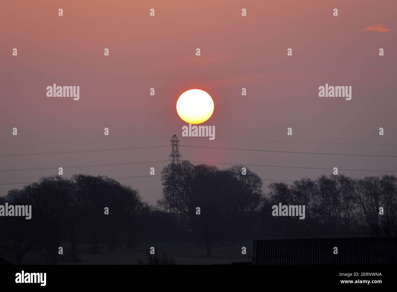 Teesdale, comté de Durham, Royaume-Uni. 1er mars 2021. Météo Royaume-Uni. Le soleil se lève à travers le brouillard et les nuages le premier jour du printemps météorologique. La prévision est que le brouillard et le nuage à effacer pour laisser un après-midi brillant pour beaucoup. Crédit : David Forster/Alamy Live News Banque D'Images
