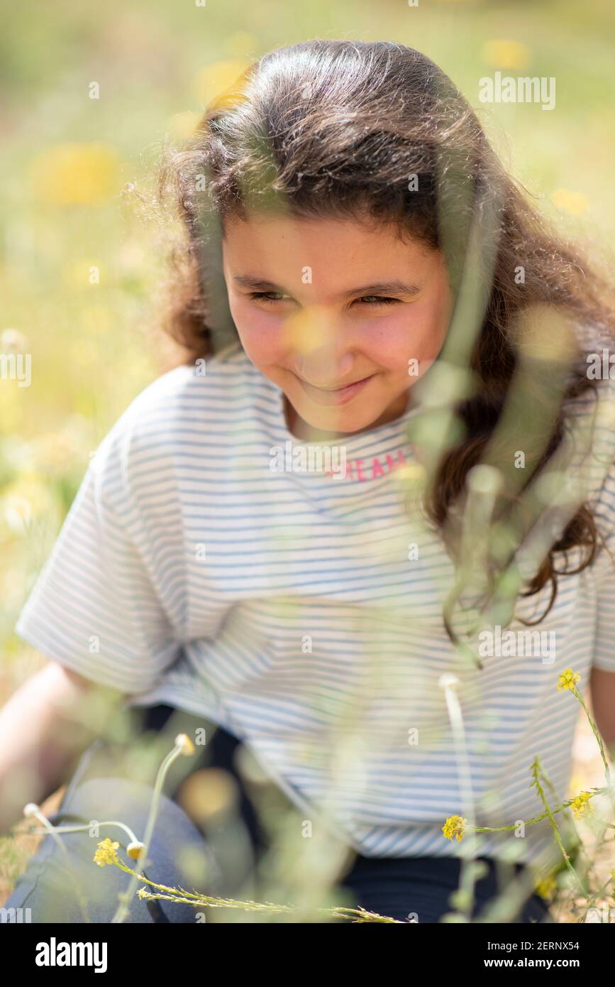 Belle fille du Moyen-Orient de 12 ans dans la nature Banque D'Images