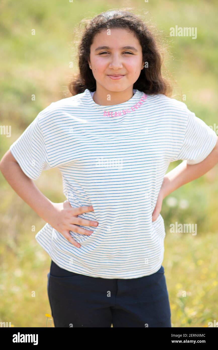 Belle fille du Moyen-Orient de 12 ans dans la nature Banque D'Images