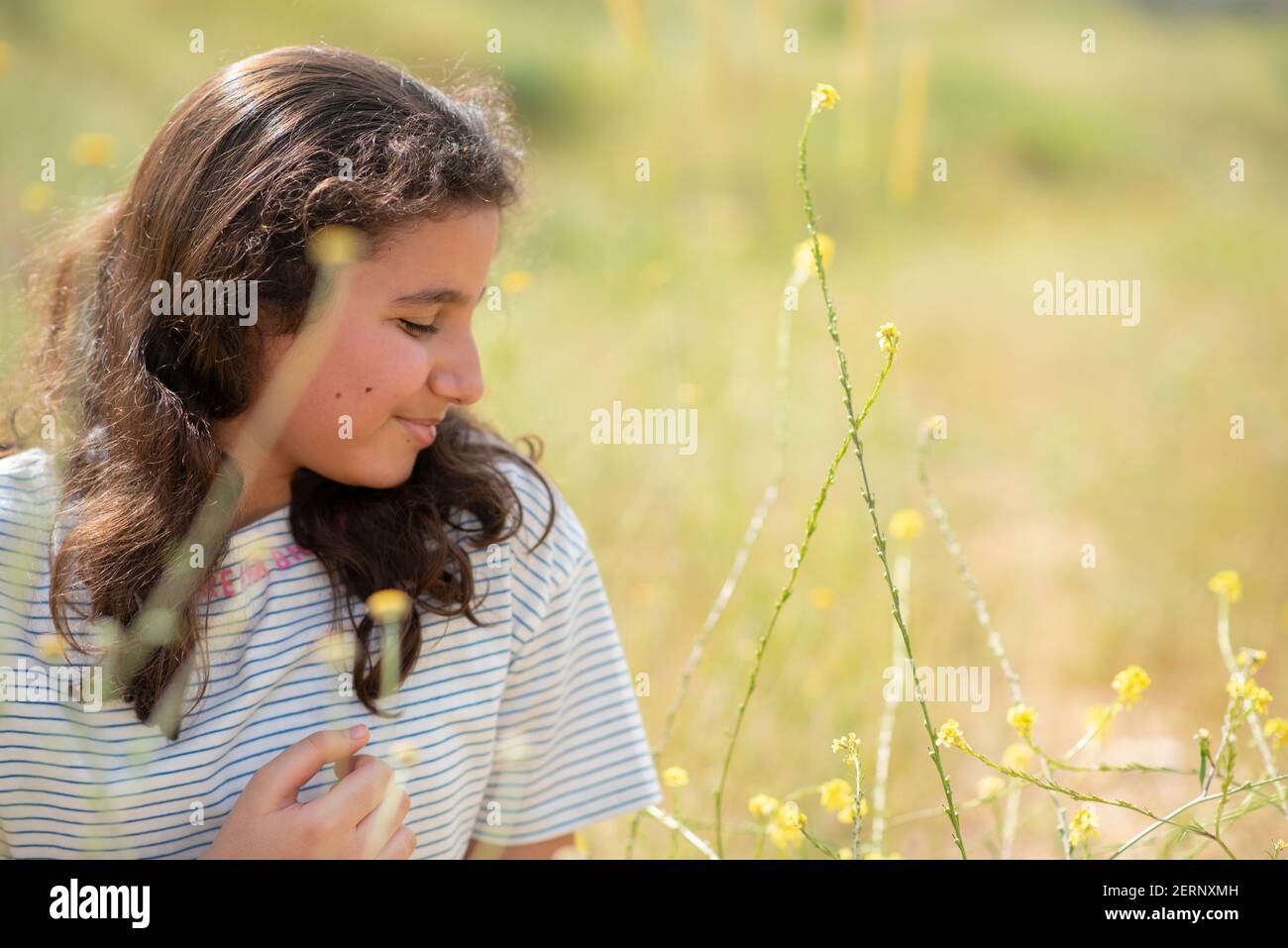Belle fille du Moyen-Orient de 12 ans dans la nature Banque D'Images