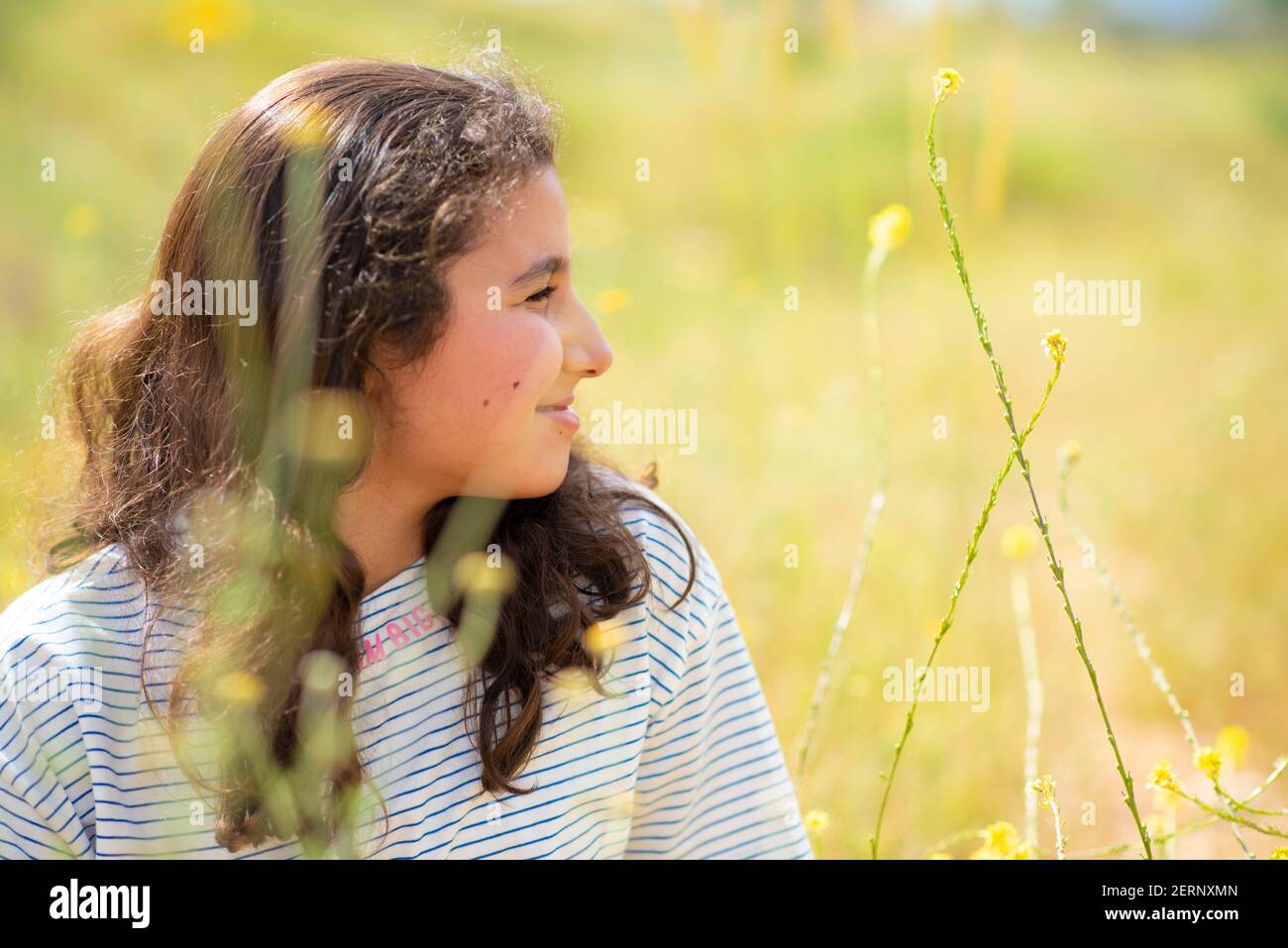 Belle fille du Moyen-Orient de 12 ans dans la nature Banque D'Images