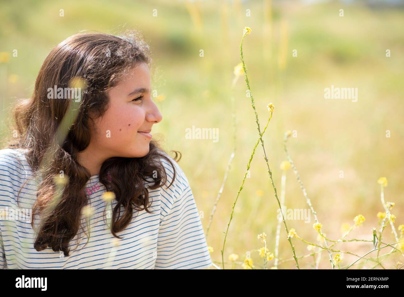 Belle fille du Moyen-Orient de 12 ans dans la nature Banque D'Images
