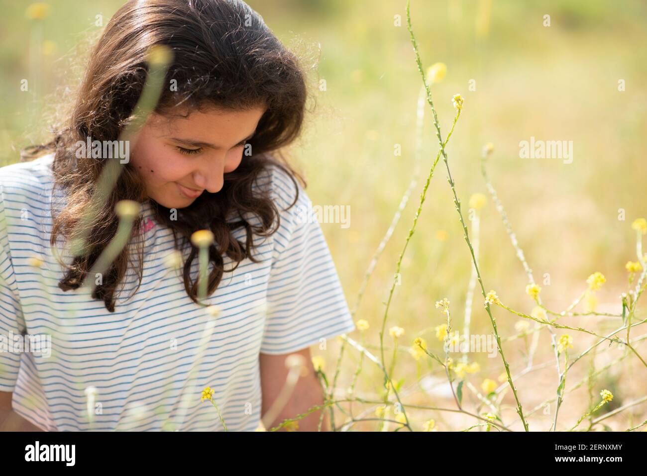 Belle fille du Moyen-Orient de 12 ans dans la nature Banque D'Images