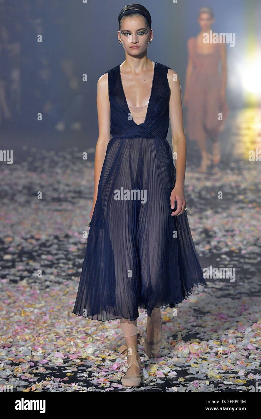 Le modèle Alina Bolotina marche sur la piste lors du salon de la mode  Christian Dior lors de la semaine de la mode de Paris Printemps été 2019  qui s'est tenu à