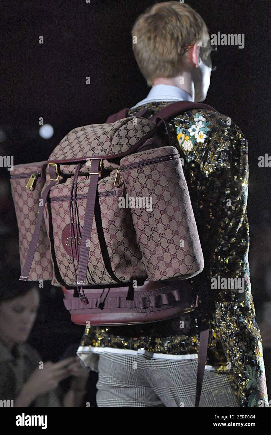 Détails, accessoires, sacs à main et chaussures sur la piste lors du Gucci  Fashion Show lors de la semaine de mode de Paris Printemps été 2019 qui  s'est tenu à Paris, France