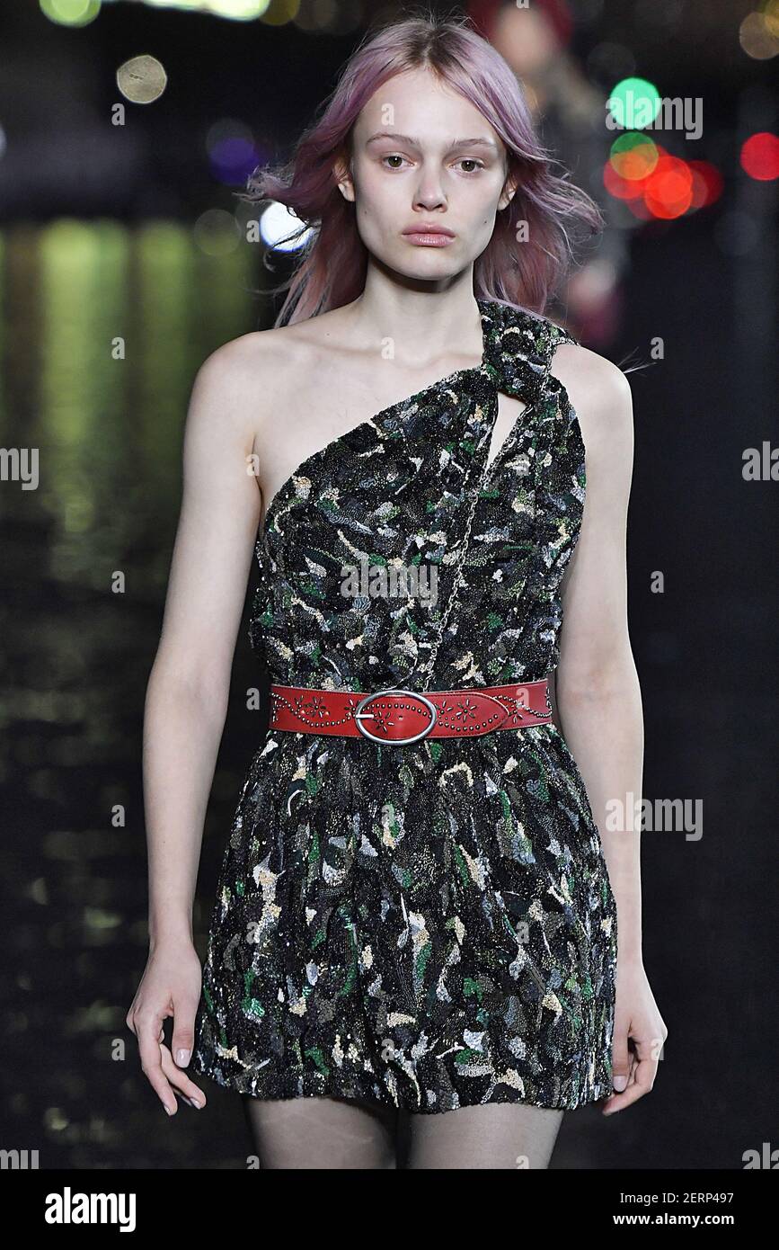 Le mannequin Simona Kust marche sur la piste pendant le salon de la