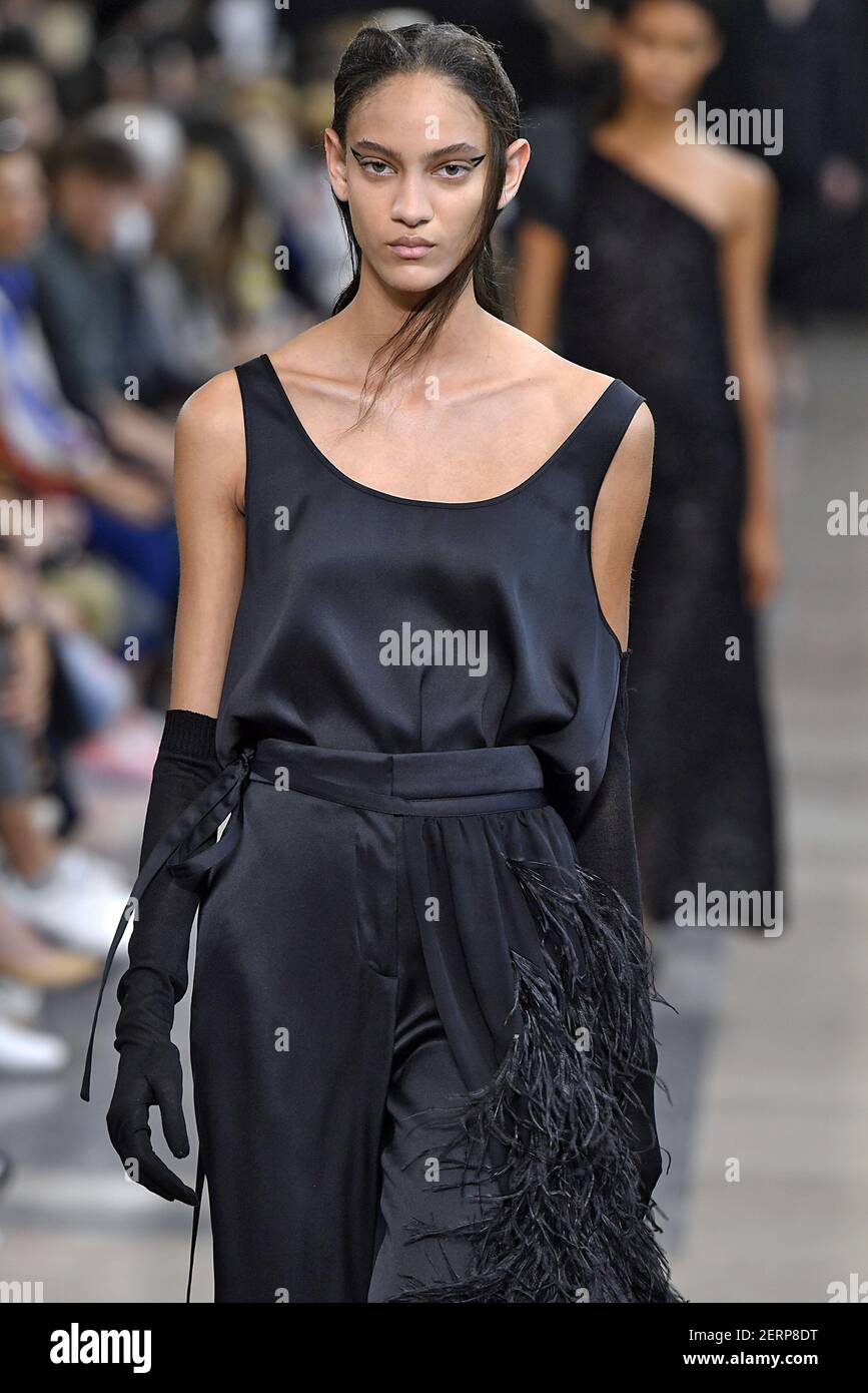 Le modèle Nayeli Figueroa marche sur la piste lors du Rochas Fashion Show lors de la semaine de mode de Paris Printemps été 2019 qui s'est tenu à Paris, France le 26 septembre 2018. (Photo de Jonas Gustavsson/Sipa USA) Banque D'Images