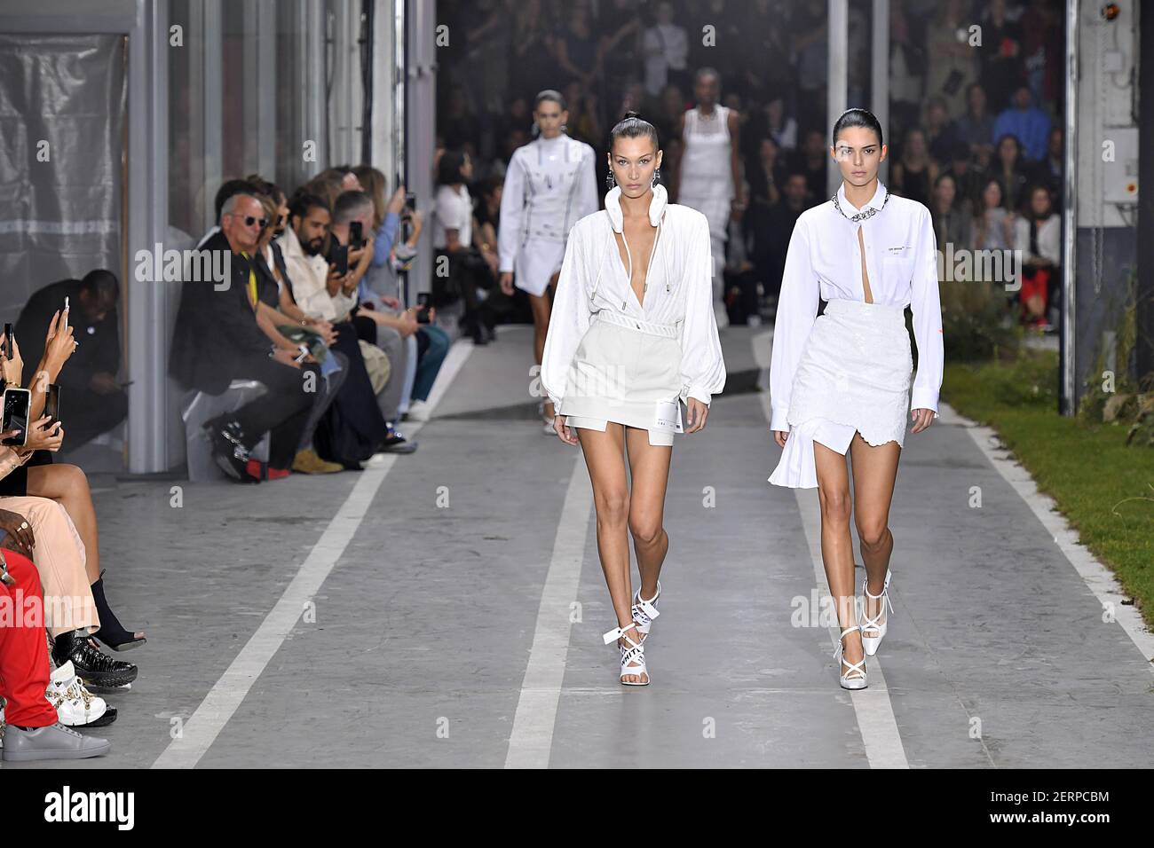 Le mannequin Bella Hadid et Kendall Jenner se promène sur la piste lors du  défilé de mode Off-White lors de la semaine de mode de Paris Printemps été  2019, qui s'est tenue