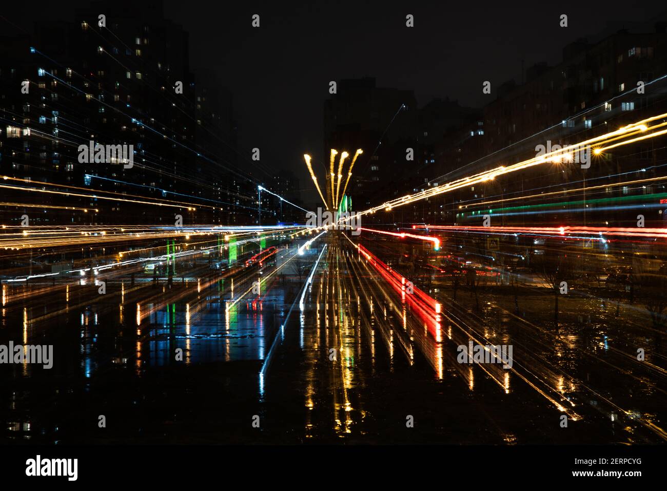Scène de ville nocturne avec effet zoom, bandes colorées et réflexions Banque D'Images