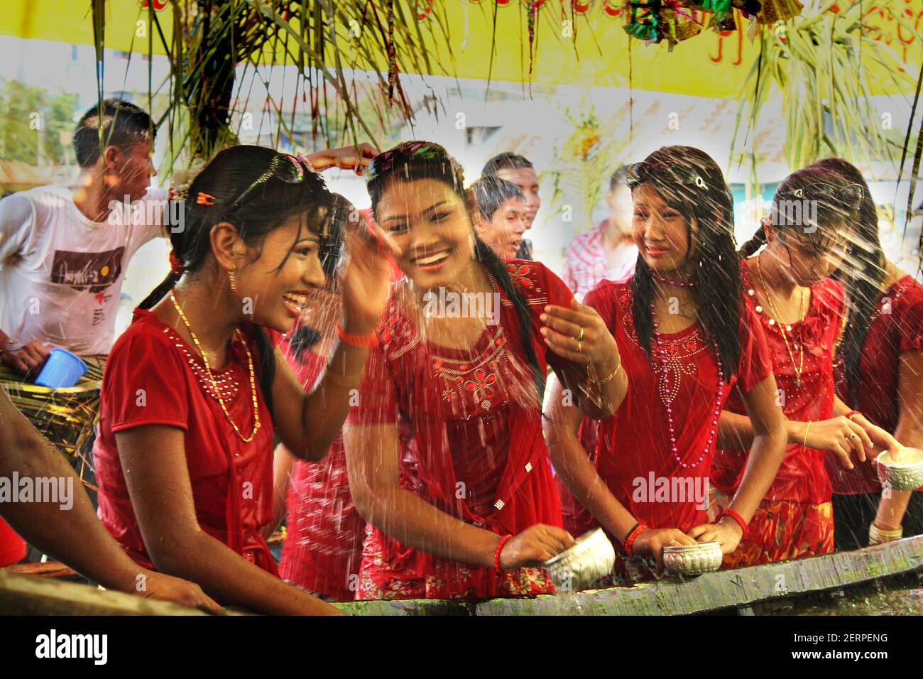 La communauté ethnique, dans Patiakhali Rakhaine district, célèbre trois journée Fête de l'eau dans le cadre de leur fête du Nouvel An du 21 au 23 A Banque D'Images