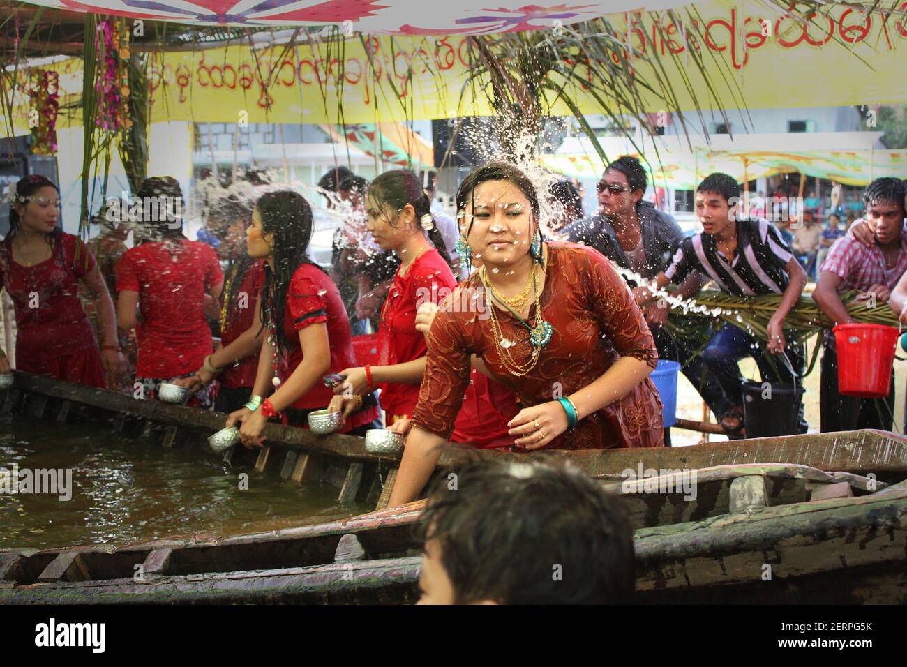 La communauté ethnique, dans Patiakhali Rakhaine district, célèbre trois journée Fête de l'eau dans le cadre de leur fête du Nouvel An du 21 au 23 A Banque D'Images