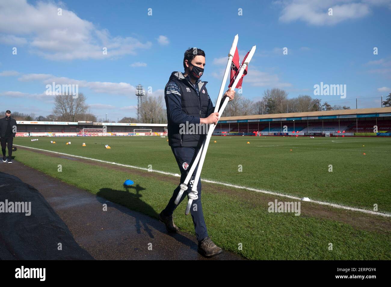 Les drapeaux d'angle sont mis avant le match Sky Bet League Two entre Crawley Town et Exeter City au People's Pension Stadium , Crawley , Royaume-Uni - 27 février 2021 - usage éditorial uniquement. Pas de merchandising. Pour les images de football, les restrictions FA et Premier League s'appliquent inc. Aucune utilisation Internet/mobile sans licence FAPL - pour plus de détails, contactez football Dataco Banque D'Images
