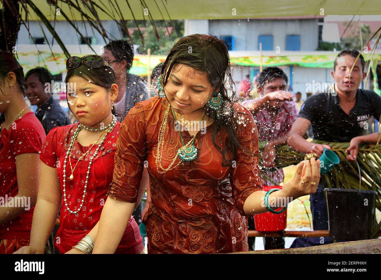 La communauté ethnique, dans Patiakhali Rakhaine district, célèbre trois journée Fête de l'eau dans le cadre de leur fête du Nouvel An du 21 au 23 A Banque D'Images