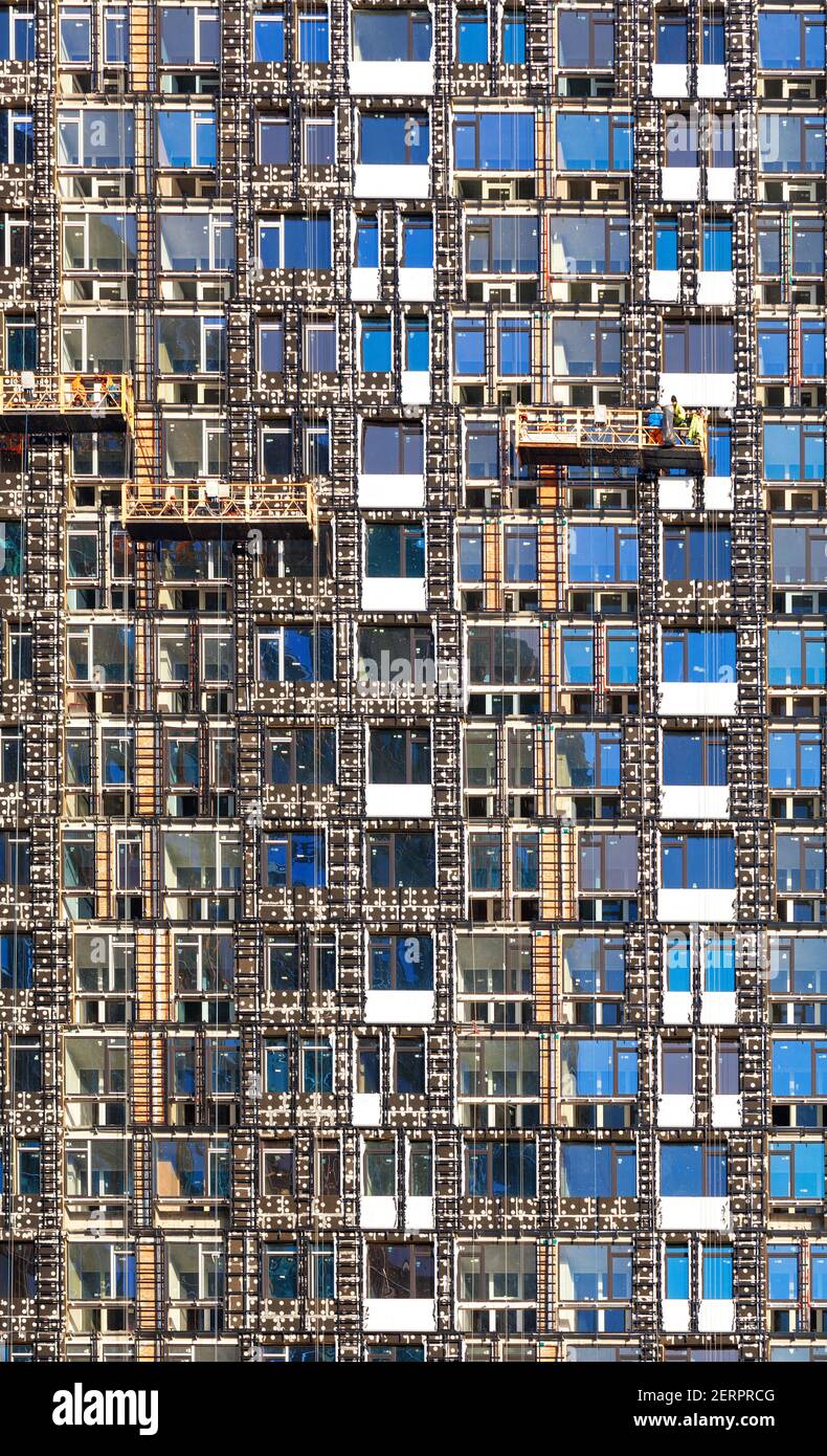 Un fragment de motley de la façade d'un bâtiment de plusieurs étages en construction et son isolation avec isolant minéral pour l'énergie économie dans le boîtier Banque D'Images