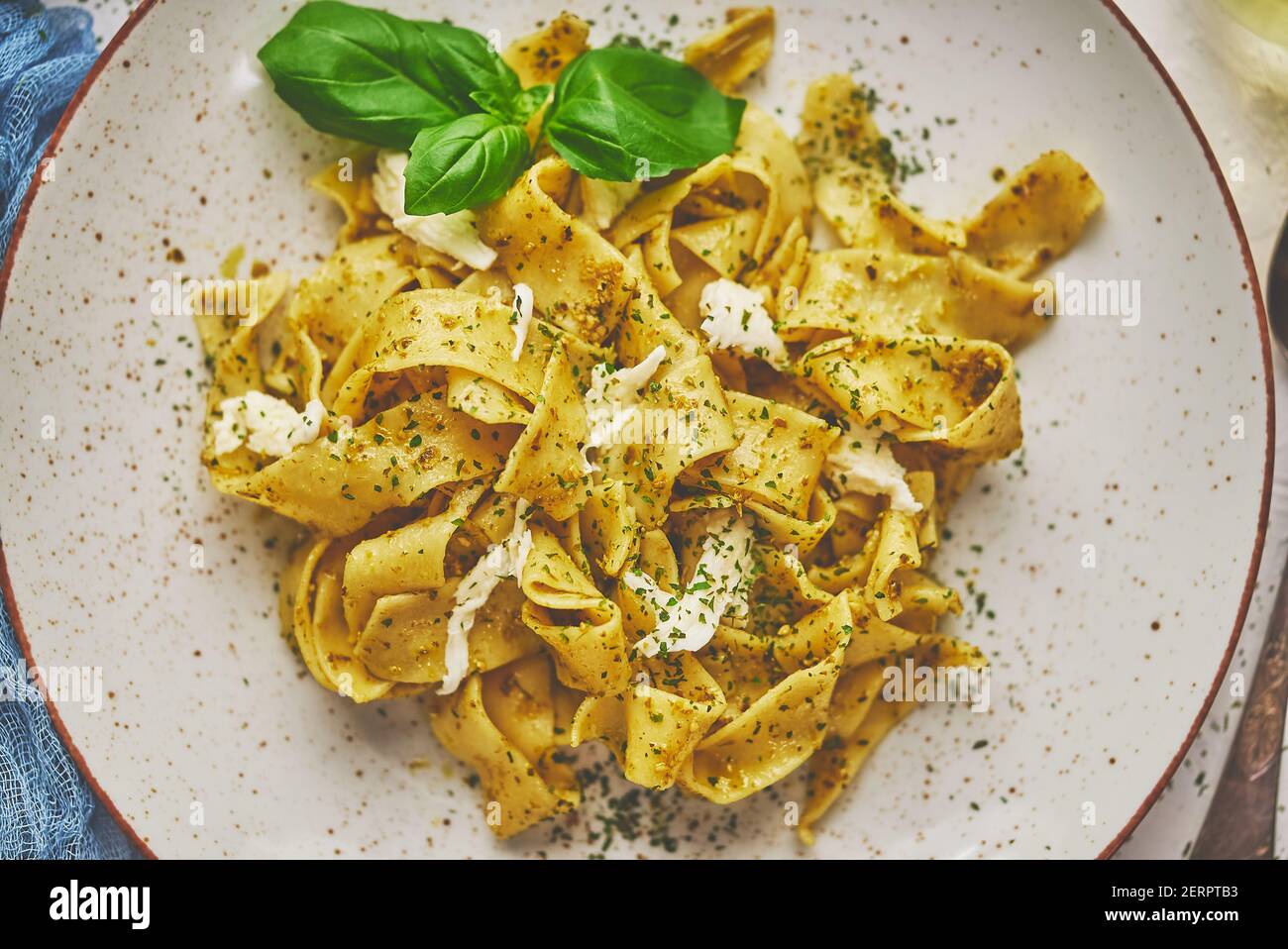 Savoureuses pâtes tagliatelles au basilic et au pesto vert Banque D'Images